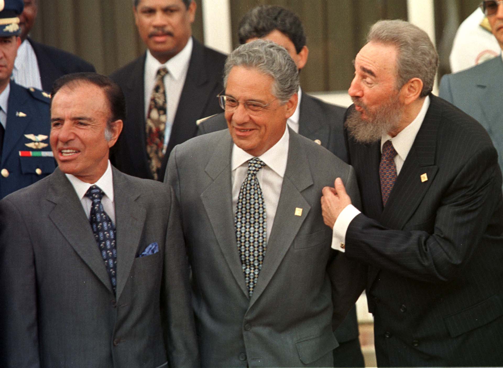 Junto al brasileño Fernando Cardoso y el cubano Fidel Castro, en el primer día de la 7ª Cumbre Iberoamericana, en 1997