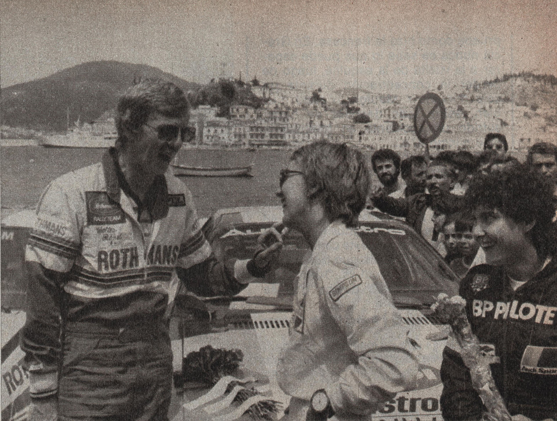 Ella y su navegante se burlan de Walter Röhrl, luego de ganarle el Rally de Acrópolis en 1982 (Archivo CORSA)