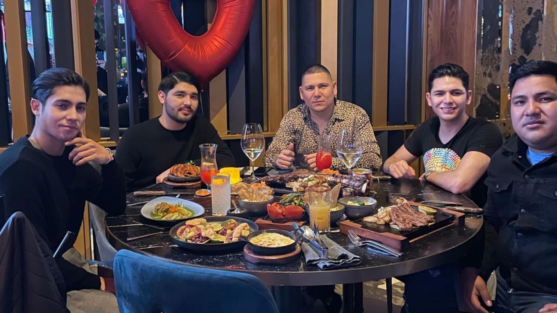 En febrero de 2021, 'El Sonqui' compartió una foto con los integrantes de Alta Consigna durante una cena en celebración de los siete años de la banda. (Foto: Instagram/@jesussonquidos)