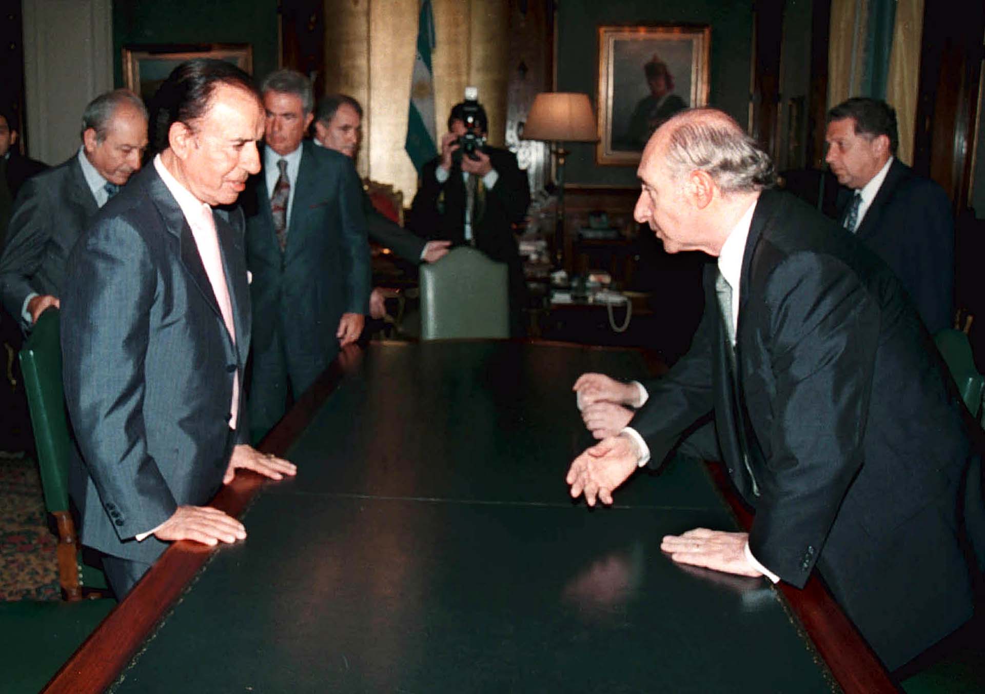 Peronistas y radicales. El ex presidente Carlos Menem y una visita a Fernando De la Rúa cuando aún era mandatario