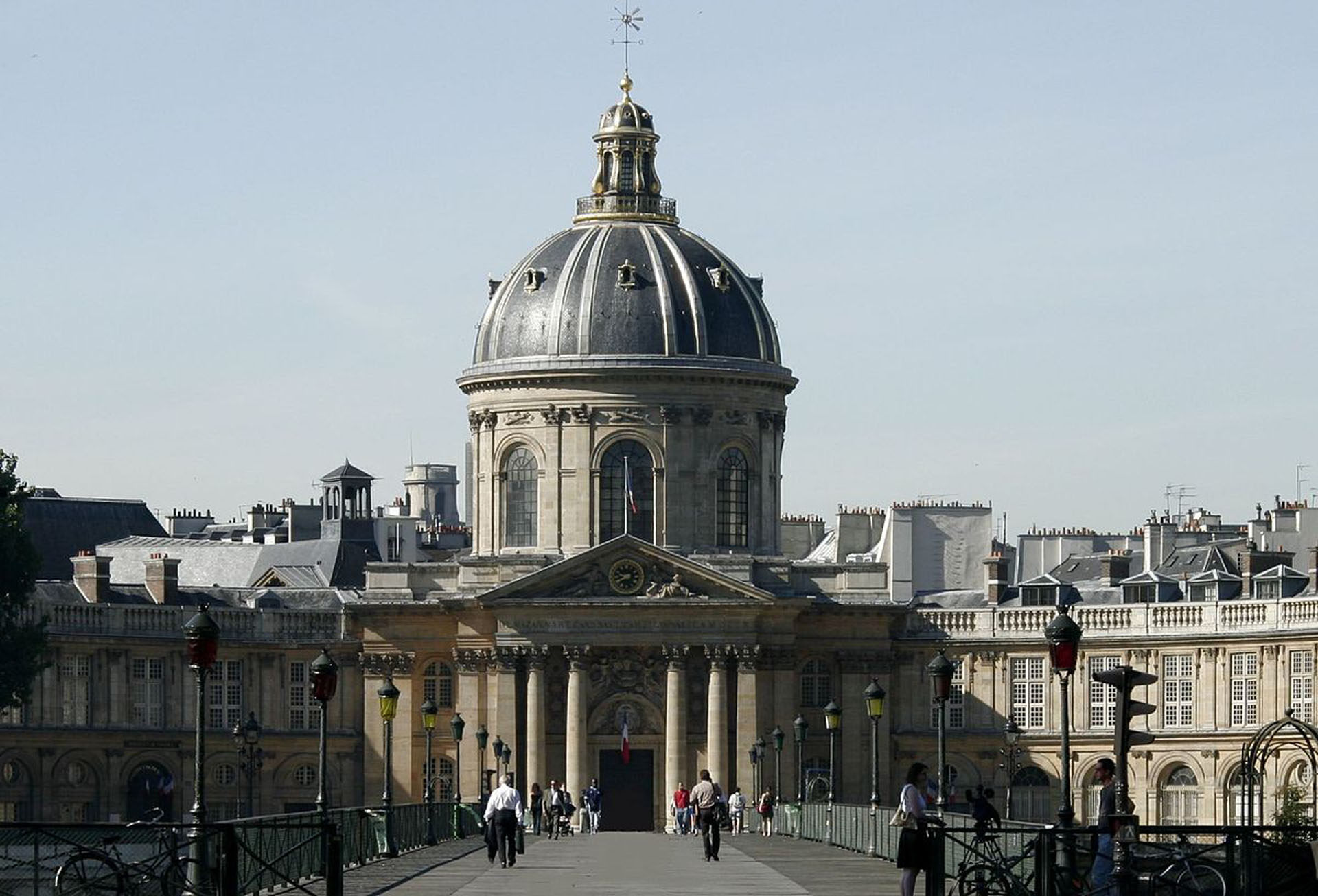 La sede de la Academia Francesa, encargada de regular y perfeccionar el idioma francés.