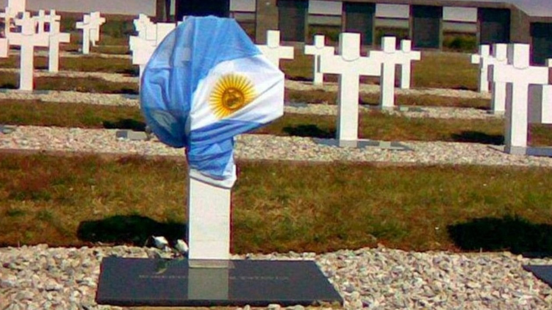 En las placas de los soldados no identificados se colocó la frase "Soldado argentino solo conocido por Dios", en referencia a una frase de Rudyard Kipling (Archivo DEF)