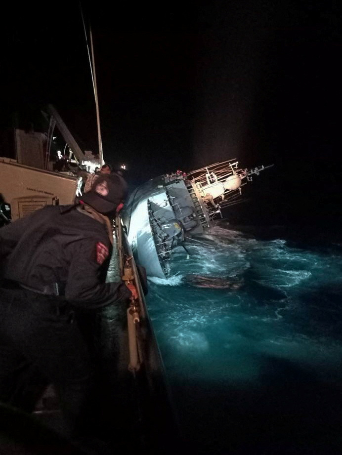 Al menos 33 personas permanecen desaparecidas tras el naufragio de un barco de la Marina de Tailandia