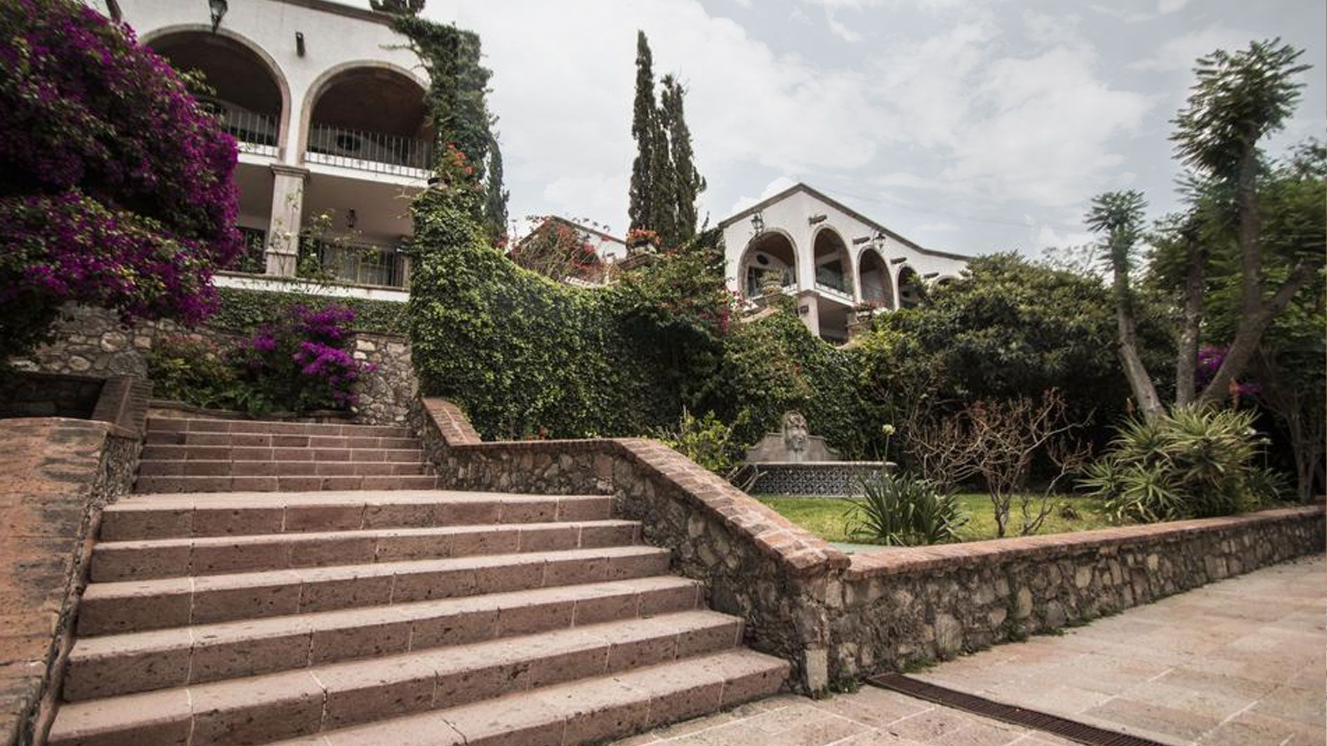Lujosas, llenas de nostalgia y abandonadas: así son las mansiones más  emblemáticas de los famosos en México - Infobae
