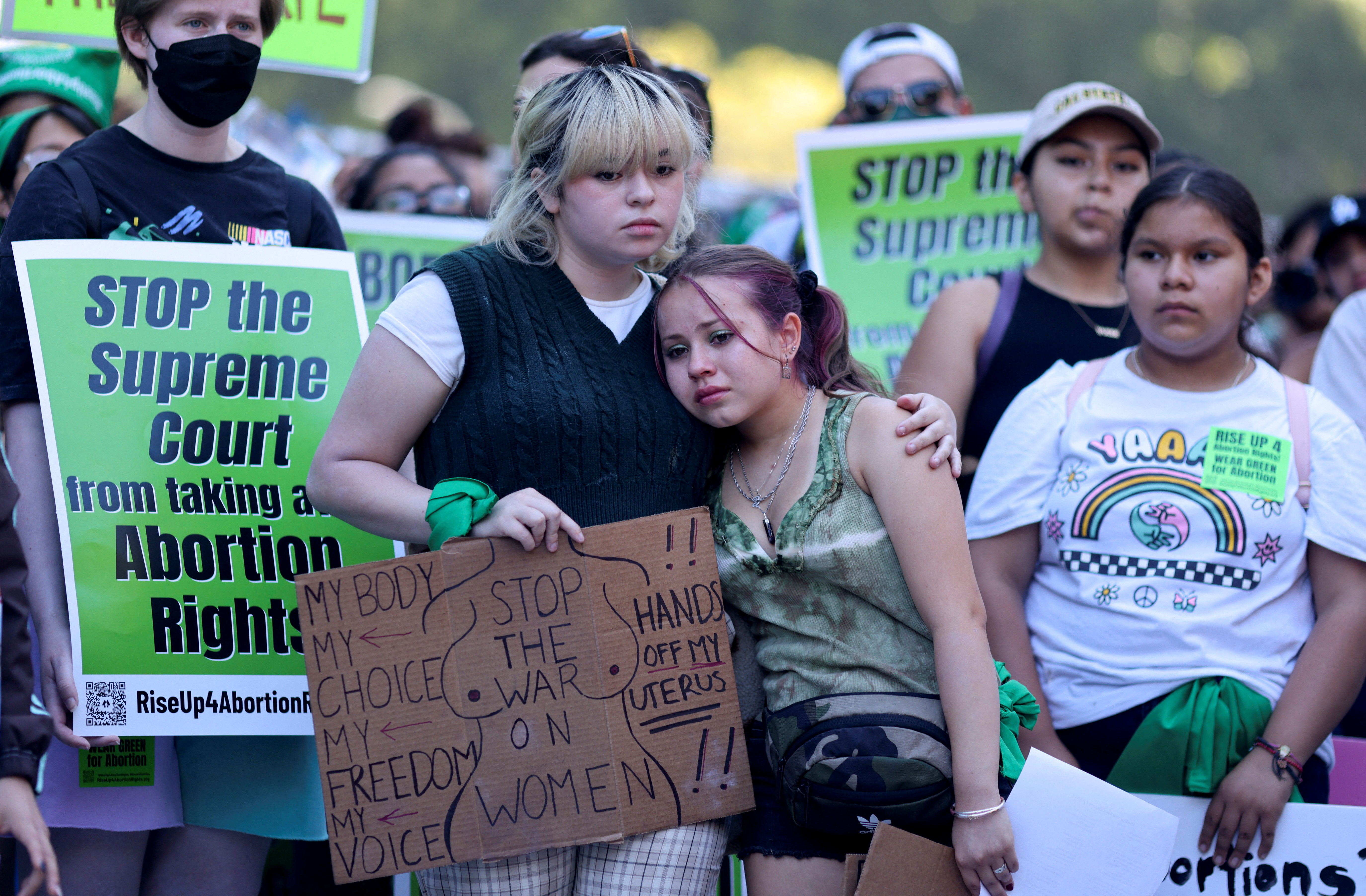 Manifestantes a favor de los derechos reproductivos en California (Reuters)
