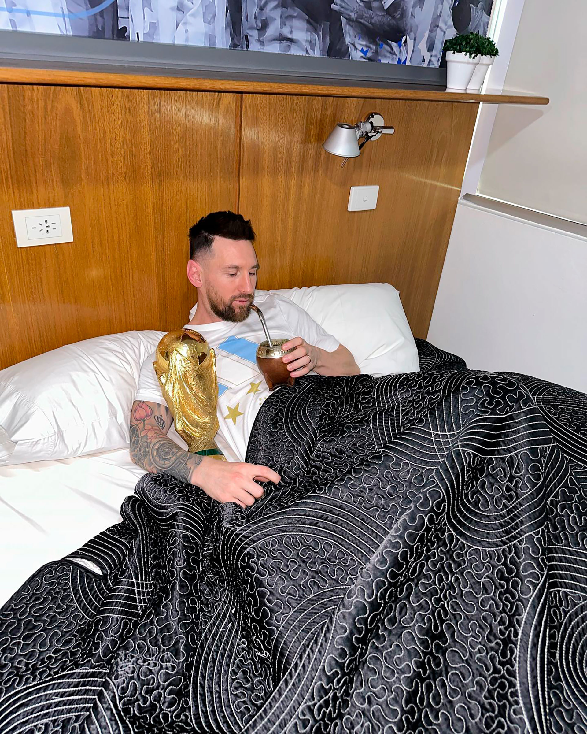 Messi tomando un mate en su cama del predio de la AFA (@leomessi)
