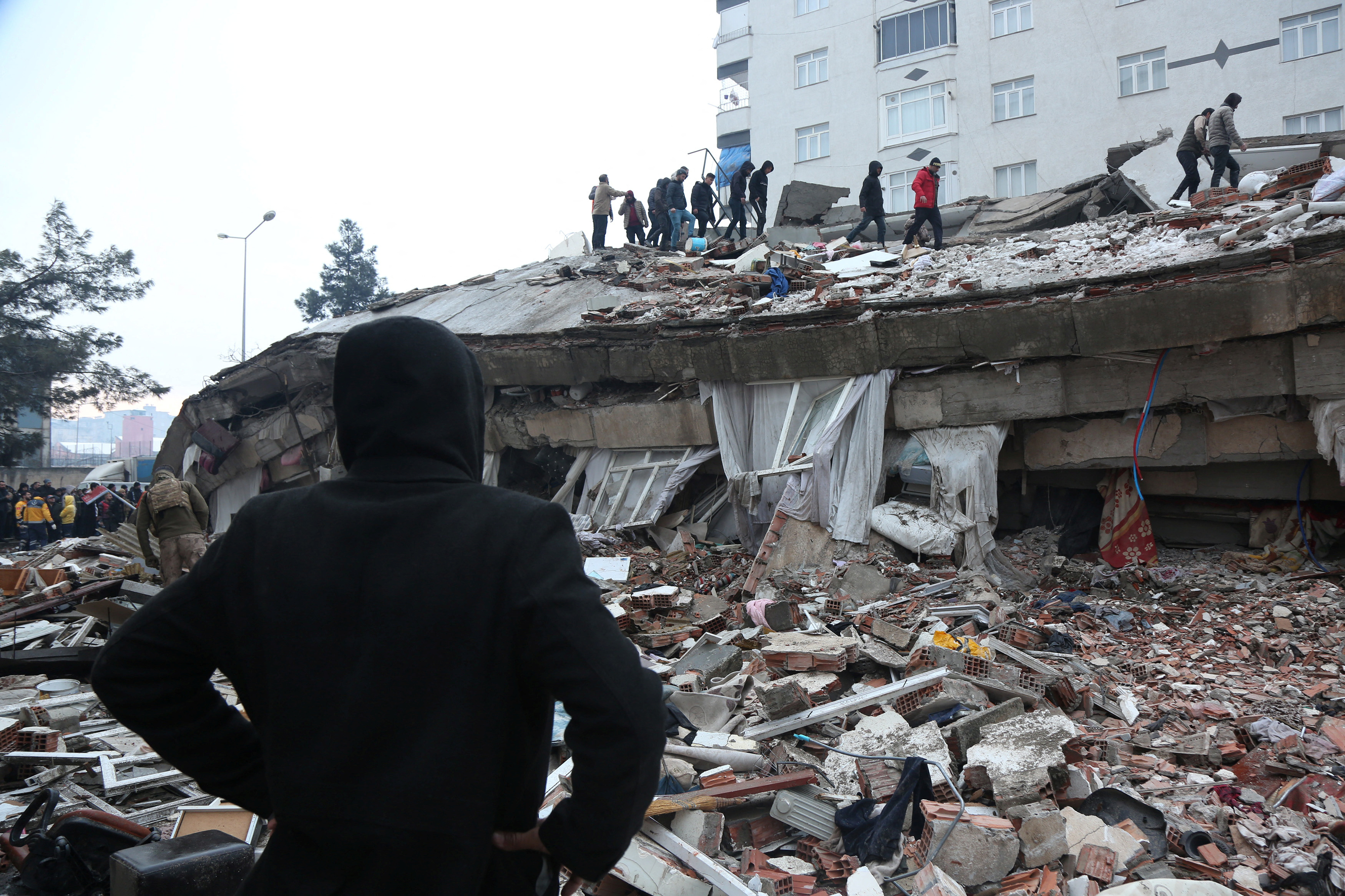 Rescatistas trabajan en Diyarbakir (Reuters)
