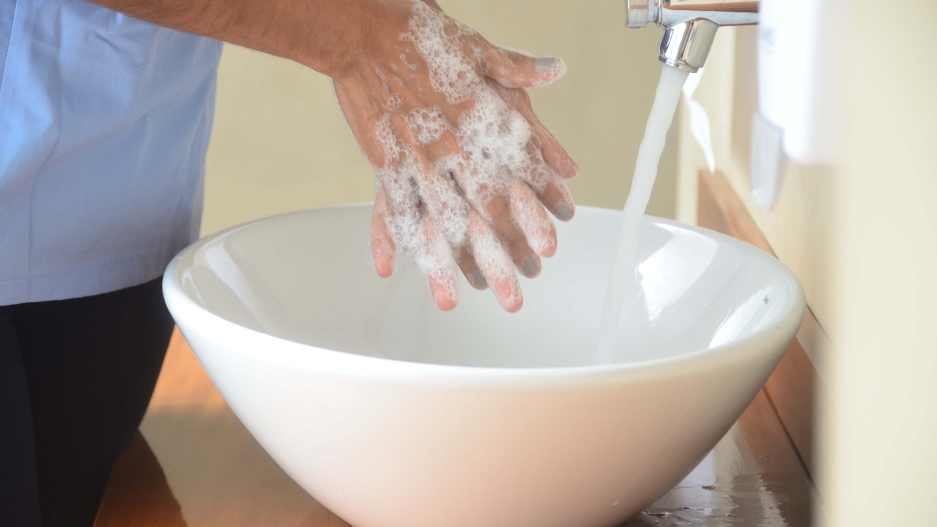 Lavarse bien las manos o aplicarse alcohol en gel es clave para evitar el virus