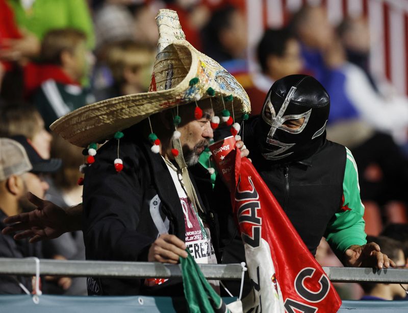 Aficionados mexicanos conversan durante el partido que su equipo perdió ante Suecia.  Estadio de Montilivi, Girona, España.  16 de noviembre de 2022. REUTERS/Albert Gea