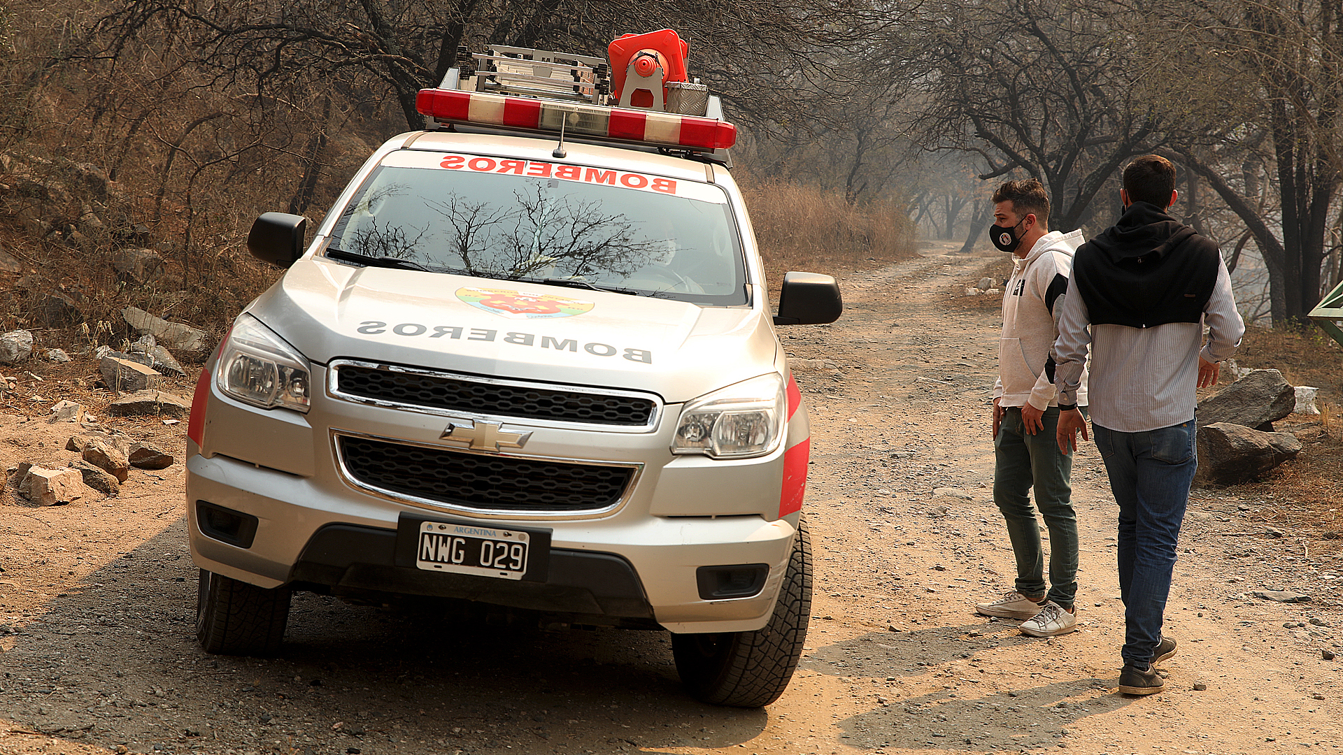 Sobre el extenso frente activo trabajan 48 bomberos junto a personal del Plan Provincial de Manejo del Fuego, Defensa Civil, Secretaría de Gestión de Riesgo, baqueanos y personal de las comunas de esa jurisdicción.