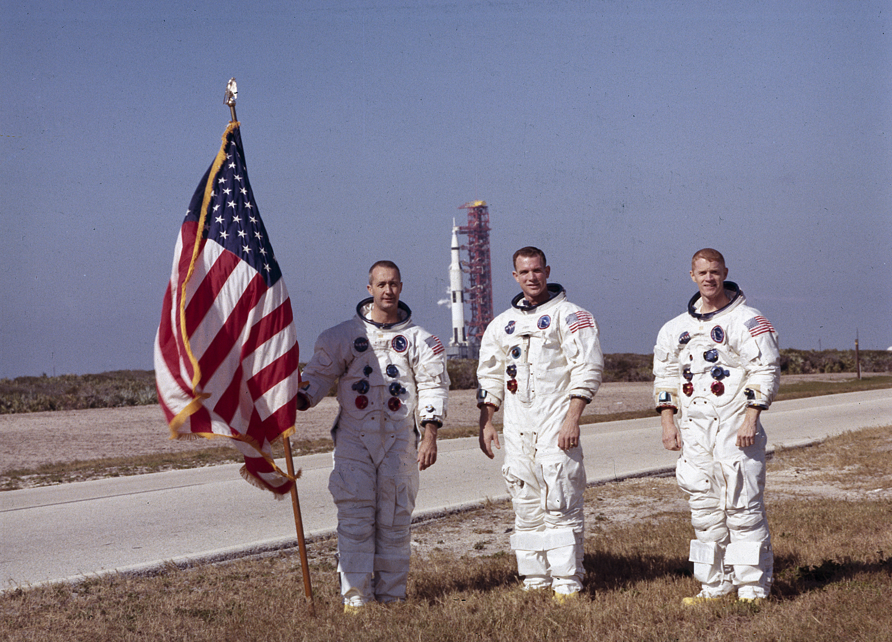 En esta foto sin fecha proporcionada por la NASA, los astronautas del Apolo 9, de izquierda a derecha, James A. McDivitt, David R. Scott y Russell L. Schweickart posan frente al vehículo espacial Apolo/Saturno V que lanzaría la tripulación del Apolo 8. El lanzamiento del Apolo 9 (vehículo de lanzamiento Saturno V, SA-504) tuvo lugar el 3 de marzo de 1969. (NASA vía AP)
