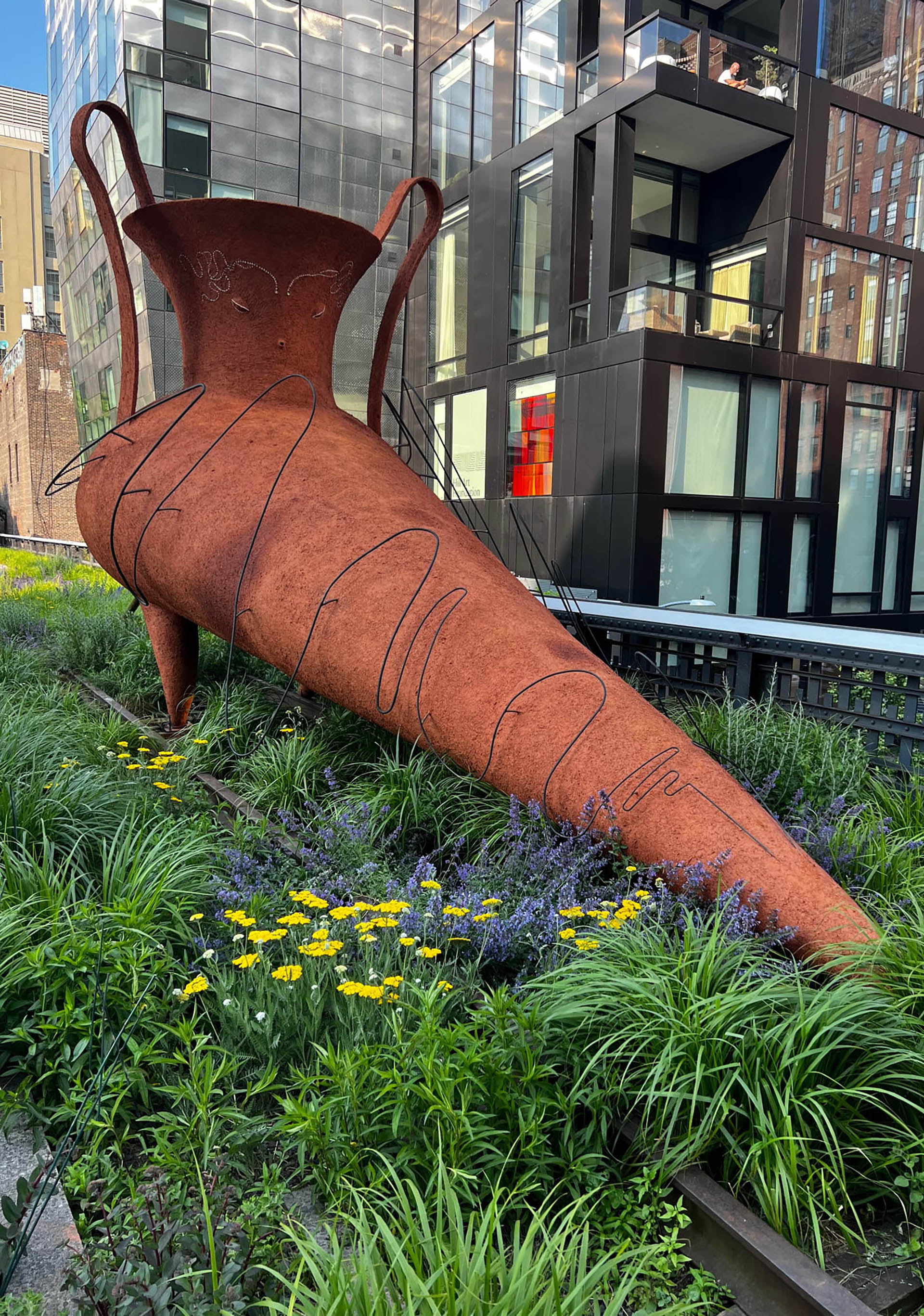 Gabriel Chaile acaba de presentar en Nueva York una inmensa escultura titulada "El viento sopla donde quiere" en el parque elevado High Line  (Foto: Télam S.E.)