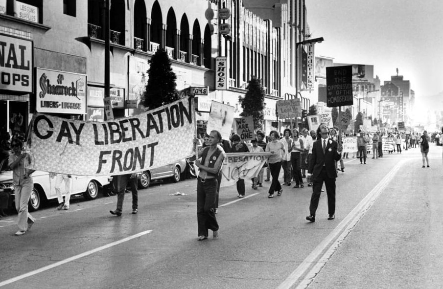 Otras ciudades de EEUU también tuvieron sus desfiles del Orgullo en 1970. El 29 de junio una multitud marchó por el Hollywood Boulevard en Los Ángeles, California