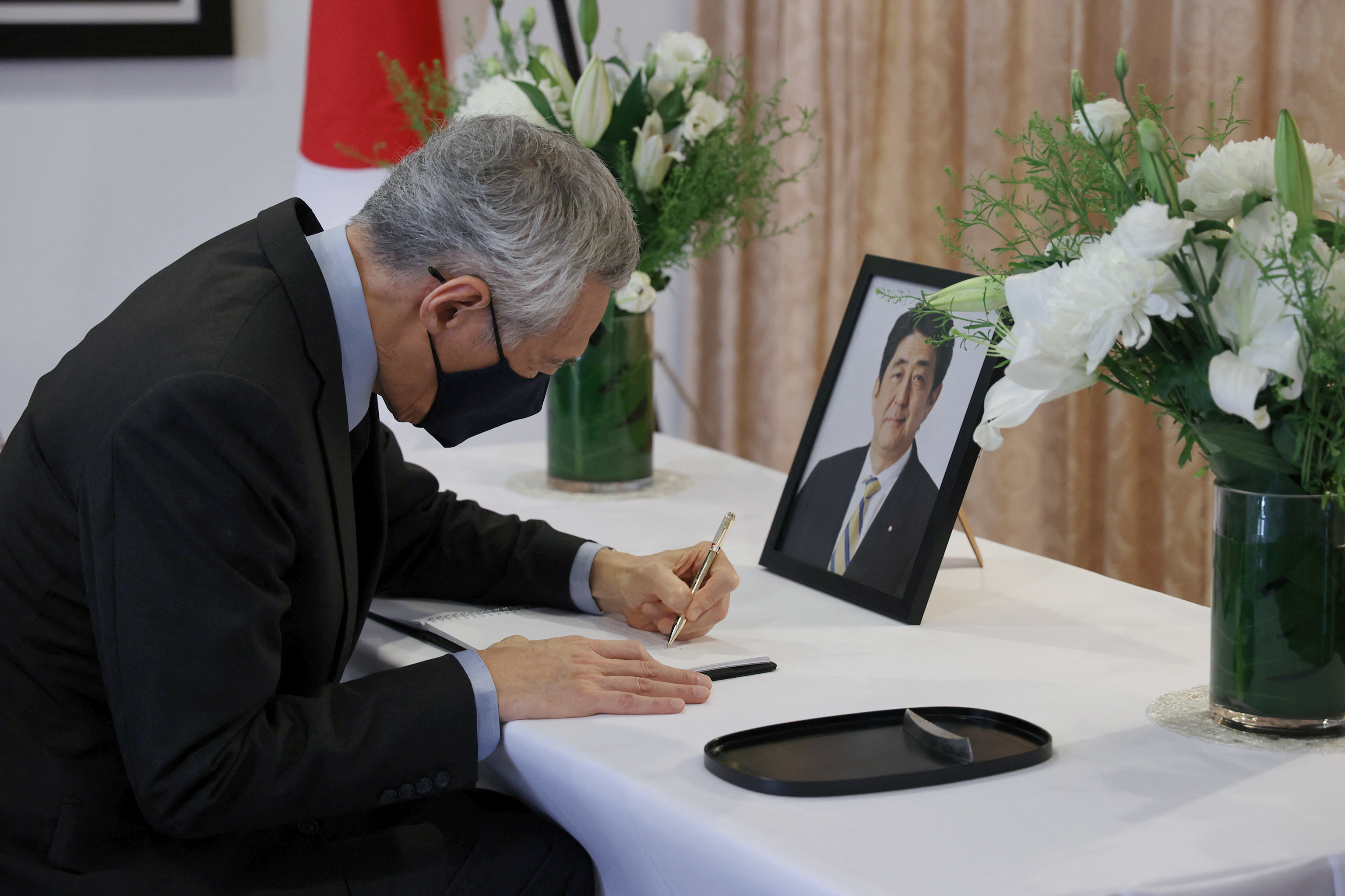 El primer ministro de Singapur Lee Hsien Loong firma condololencias en el funeral de Shinzo Abe
