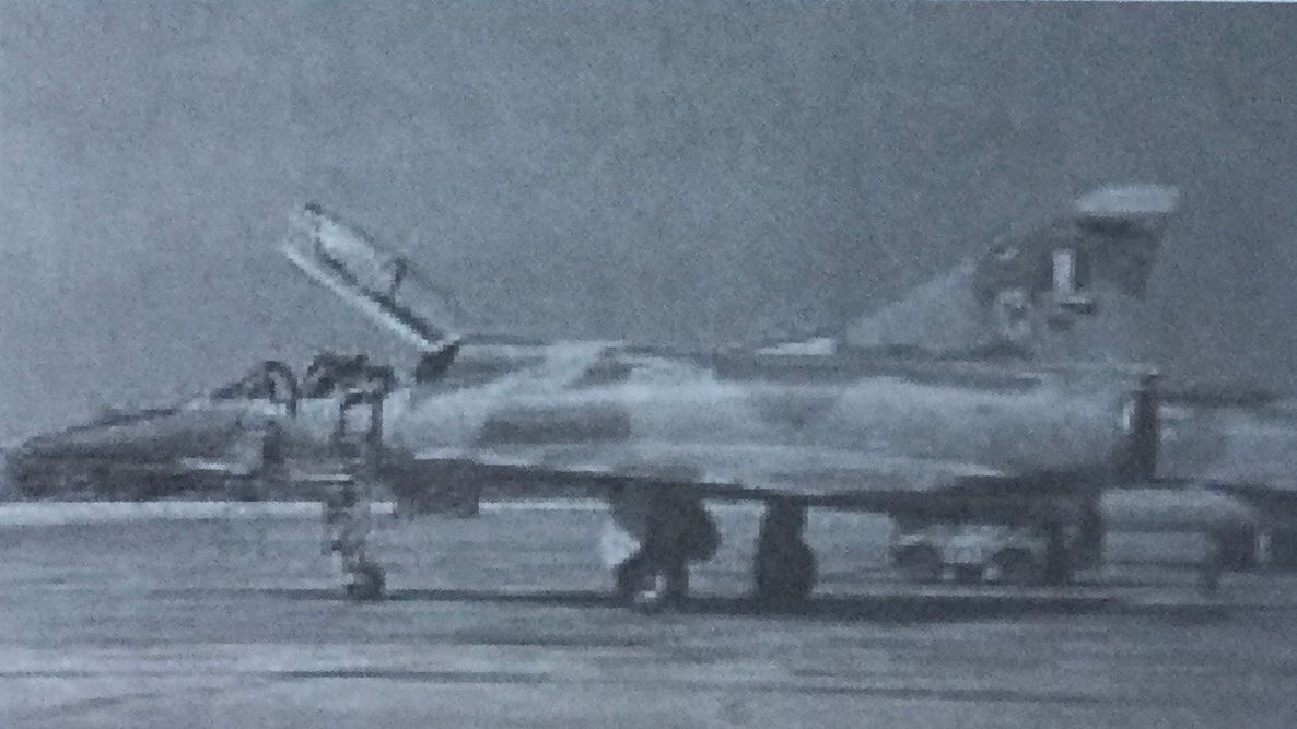 El libro publica dos fotos de aviones Mirage que Perú envió a nuestro país. (Fotografía libro "La intervención del Perú en la controversia de las Islas Malvinas").