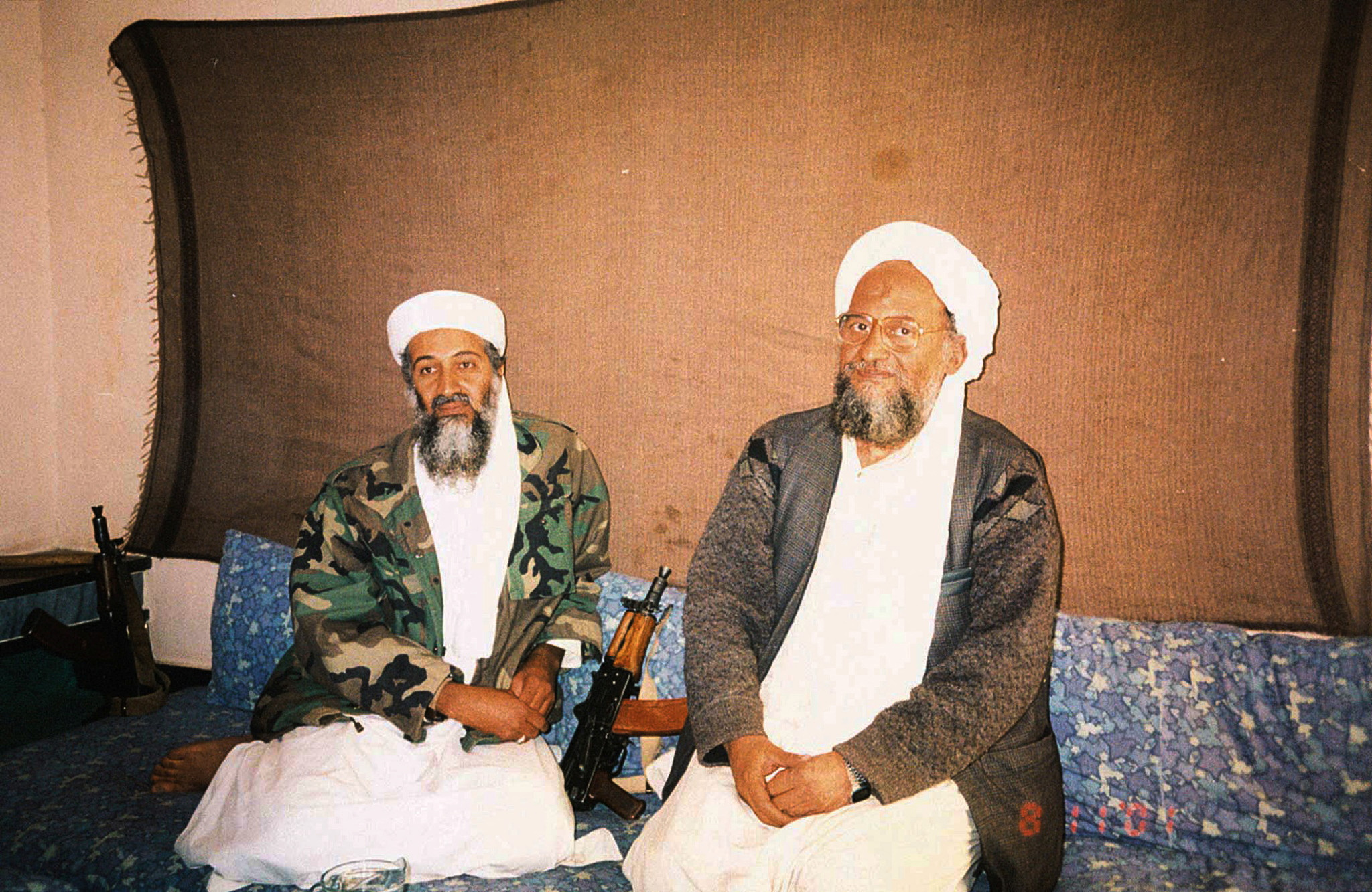 FILE PHOTO: Osama bin Laden junto Ayman al-Zawahiri (REUTERS)