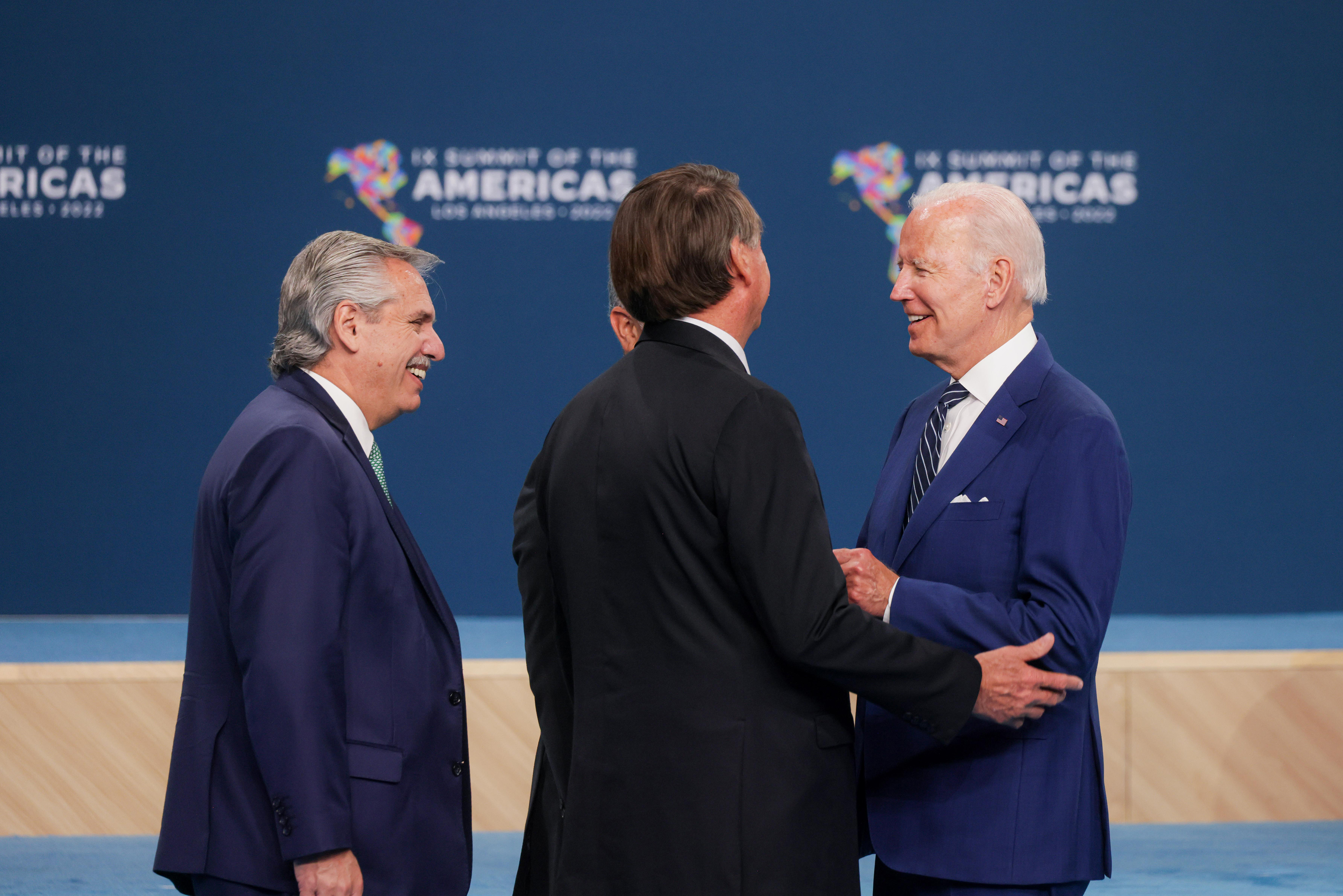 Joseph Biden, Jair Bolsonaro (de espaldas) y Alberto Fernández durante el cierre de las Cumbre de las Américas en Los Ángeles