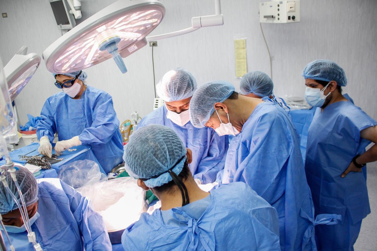 Especialistas de EsSalud dividen un hígado para salvar la vida de un bebé y un adulto en éxitosa operación