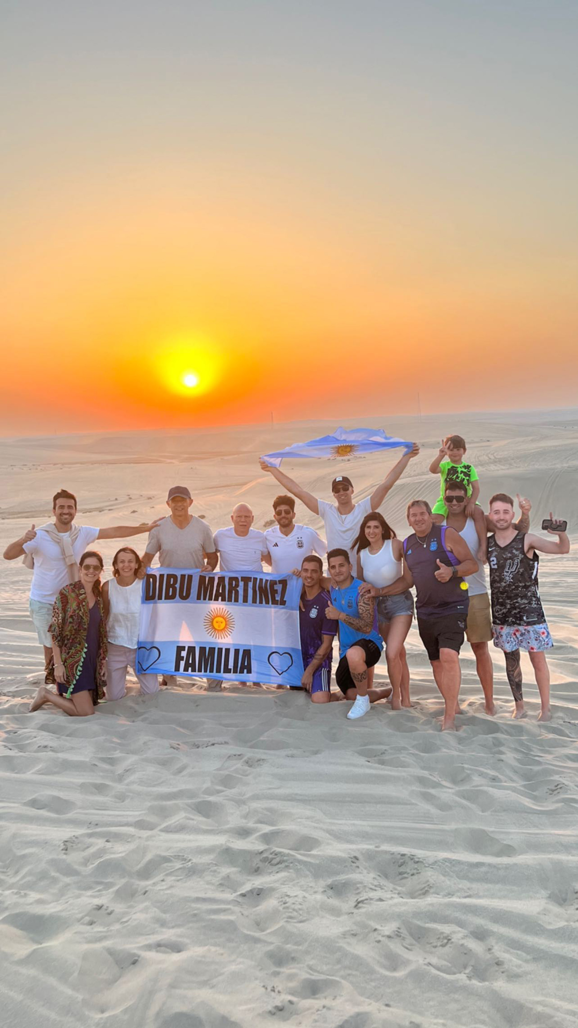 La familia del Dibu Martínez en el desierto de Doha durante la jornada libre que tuvo el plantel