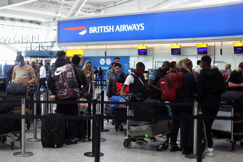 FOTO DE ARCHIVO: Pasajeros haciendo cola para facturar en el aeropuerto antes del fin de semana de Semana Santa, en el aeropuerto de Heathrow, en Londres, Reino Unido, el 14 de abril de 2022. REUTERS/Hannah McKay