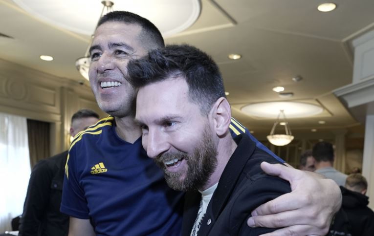 El abrazo de Juan Román Riquelme y Lionel Messi 