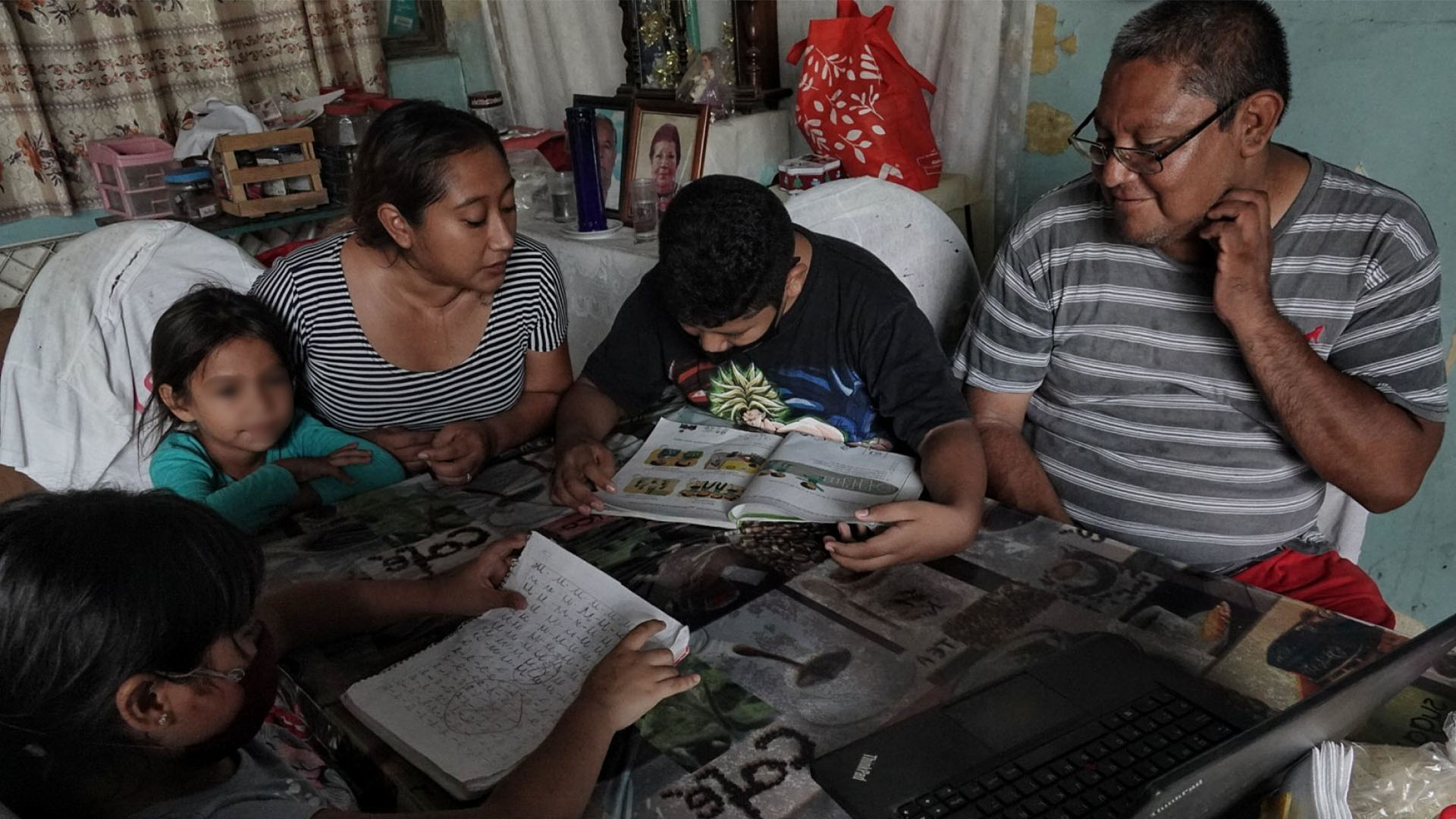 La realidad de las madres solteras o las familias donde ambos padres trabajan sumándole que temen no poder guiar de manera adecuada a sus hijos en las dudas que pudieran surgir durante las clases vía televisión abierta (Foto: Cuartoscuro)