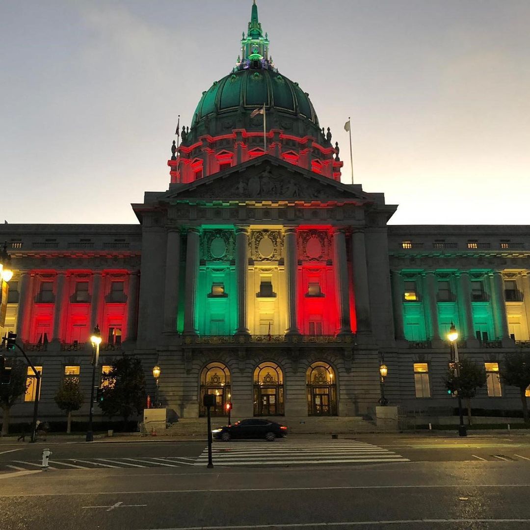 Edificio en san Francisco, EEUU, iluminado con los colores de la bandera de México  (Foto: Instagram@marcelo.ebrard)