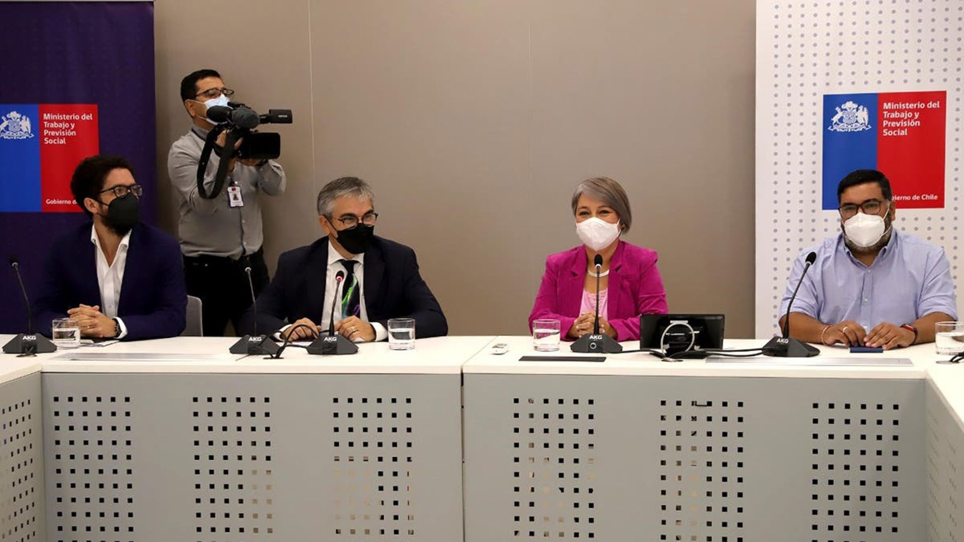Chile: Mesa de negociaciones en la que participó el Ministro de Hacienda, Mario Marcel; la Ministra del Trabajo, Jeannette Jara, y dirigentes de la CUT