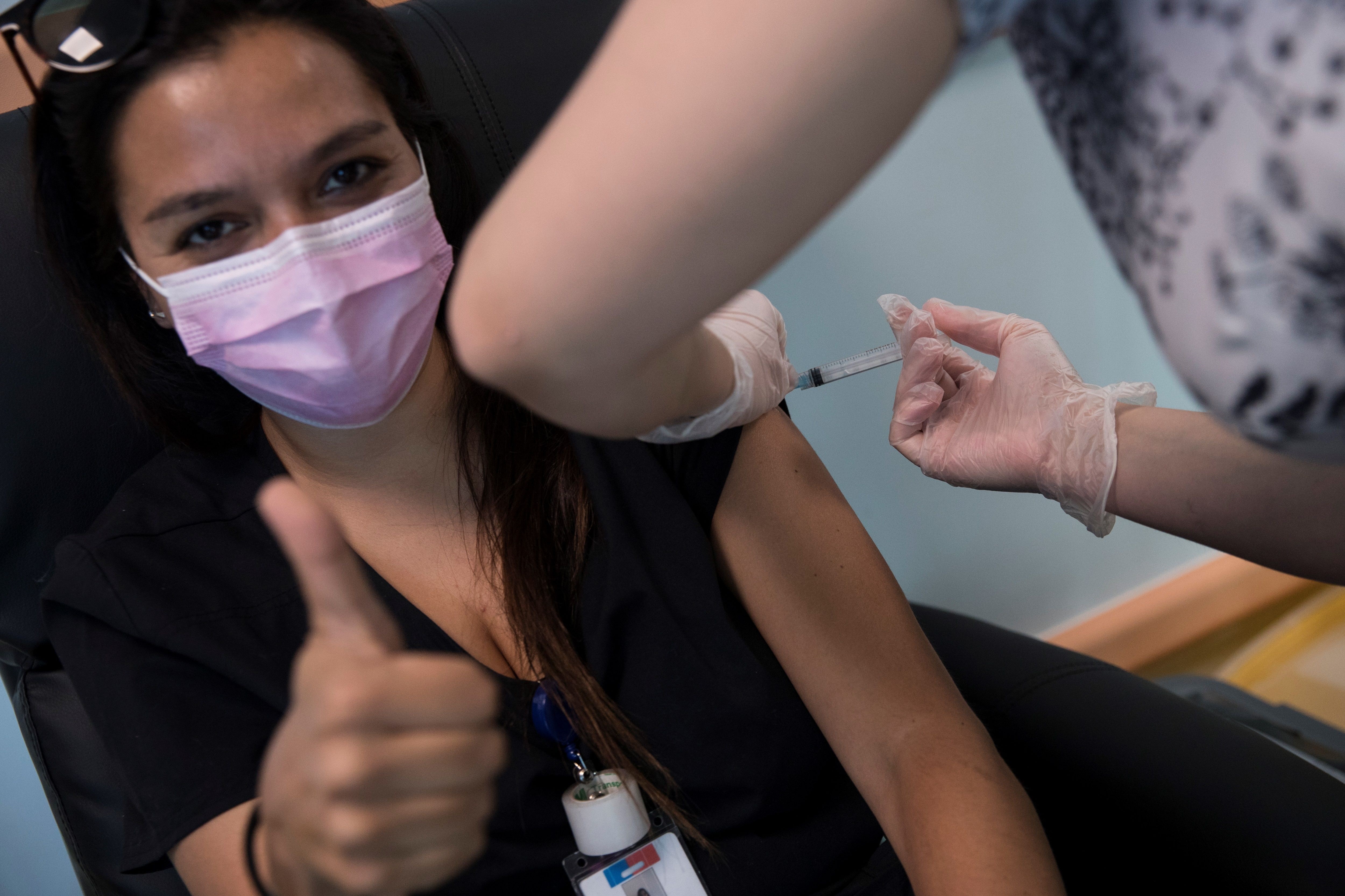 Una trabajadora sanitaria fue registrada el pasado 24 de diciembre al recibir la vacuna contra la covid-19, en el Hospital de Urgencias y Asistencia Pública de Santiago de Chile (EFE/Alberto Valdés)
