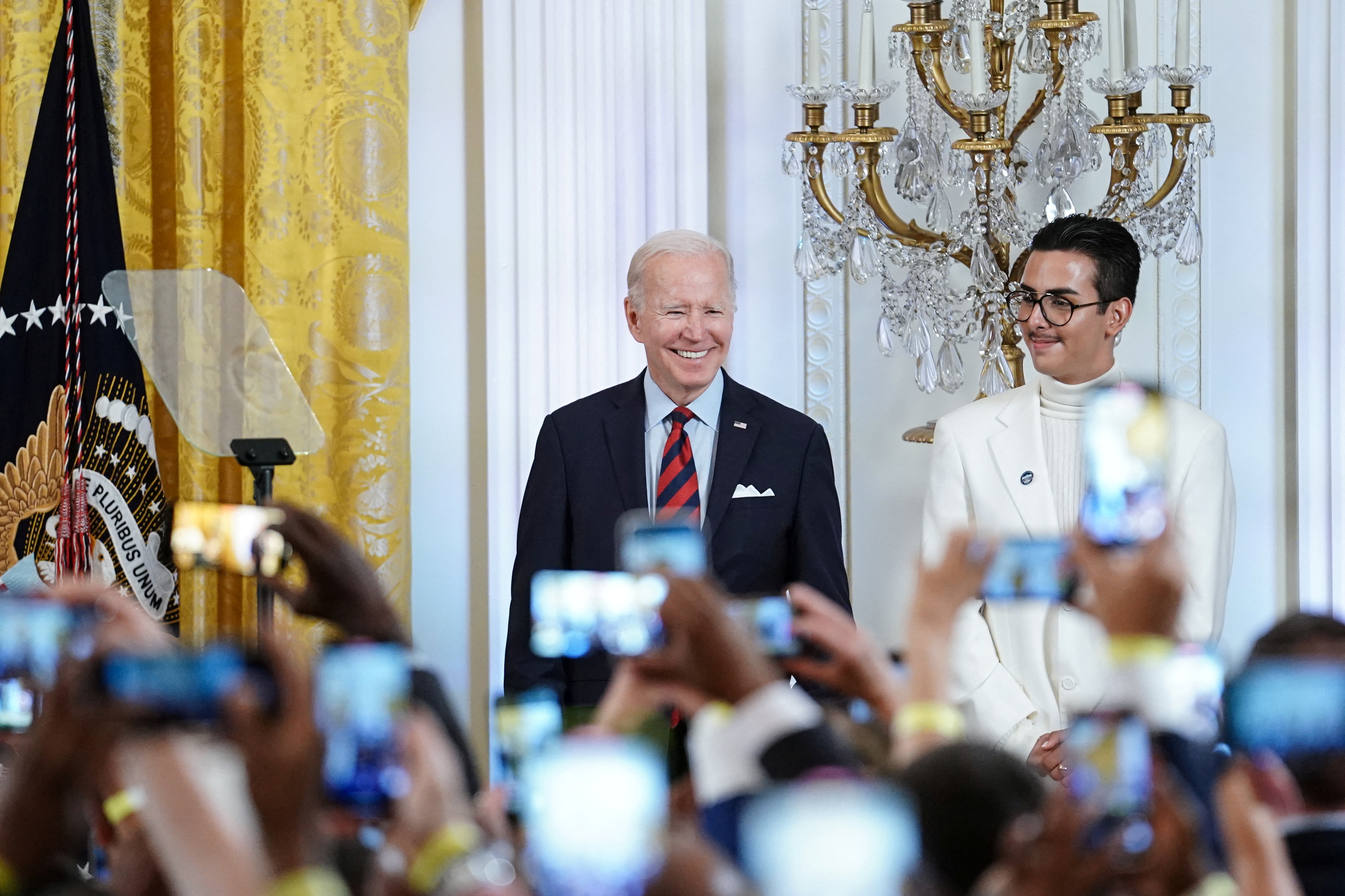 El presidente Joe Biden junto al activista LGBT+ Javier Gomez, durante el acto realizado este miércoles en la Casa Blanca en celebración del Mes del Orgullo (REUTERS/Sarah Silbiger)