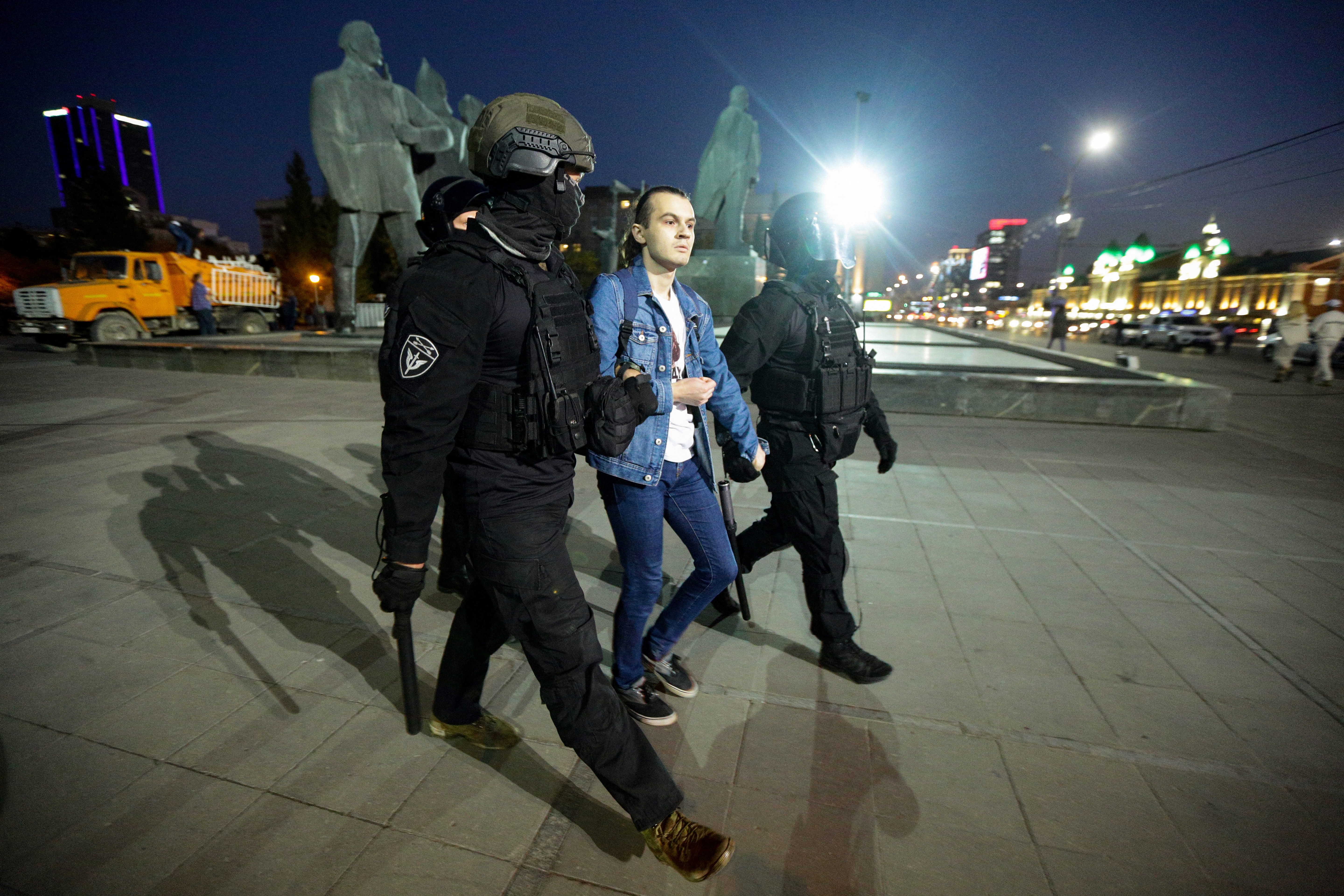 Un manifestante è stato arrestato mercoledì a Novosibirsk (Rostislav NETISOV / AFP)
