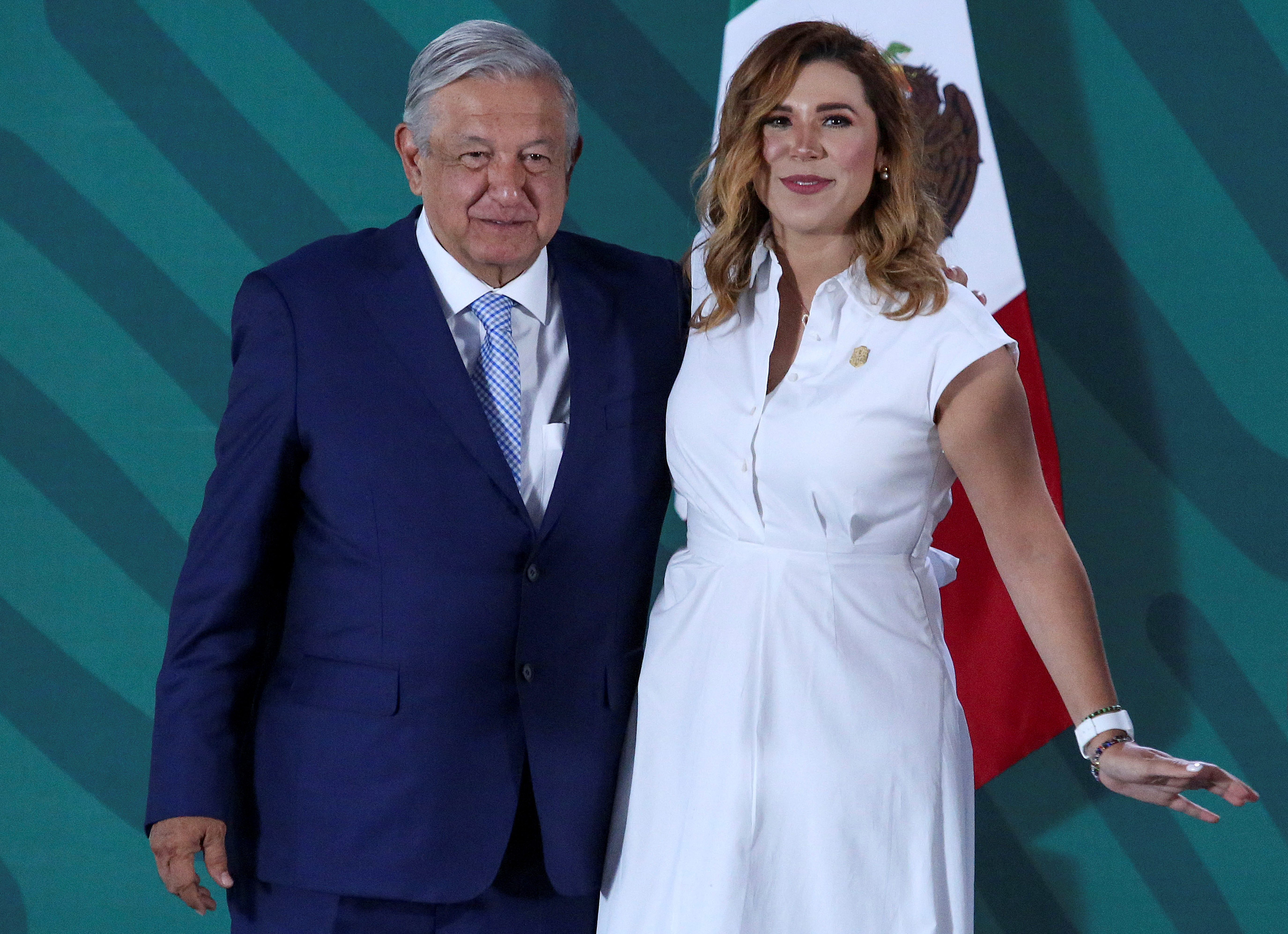 El presidente Andres Manuel Lopez Obrador posa junto a la gobernadora de Baja California, Marina del Pilar Avila Olmeda (Foto: Reuters)