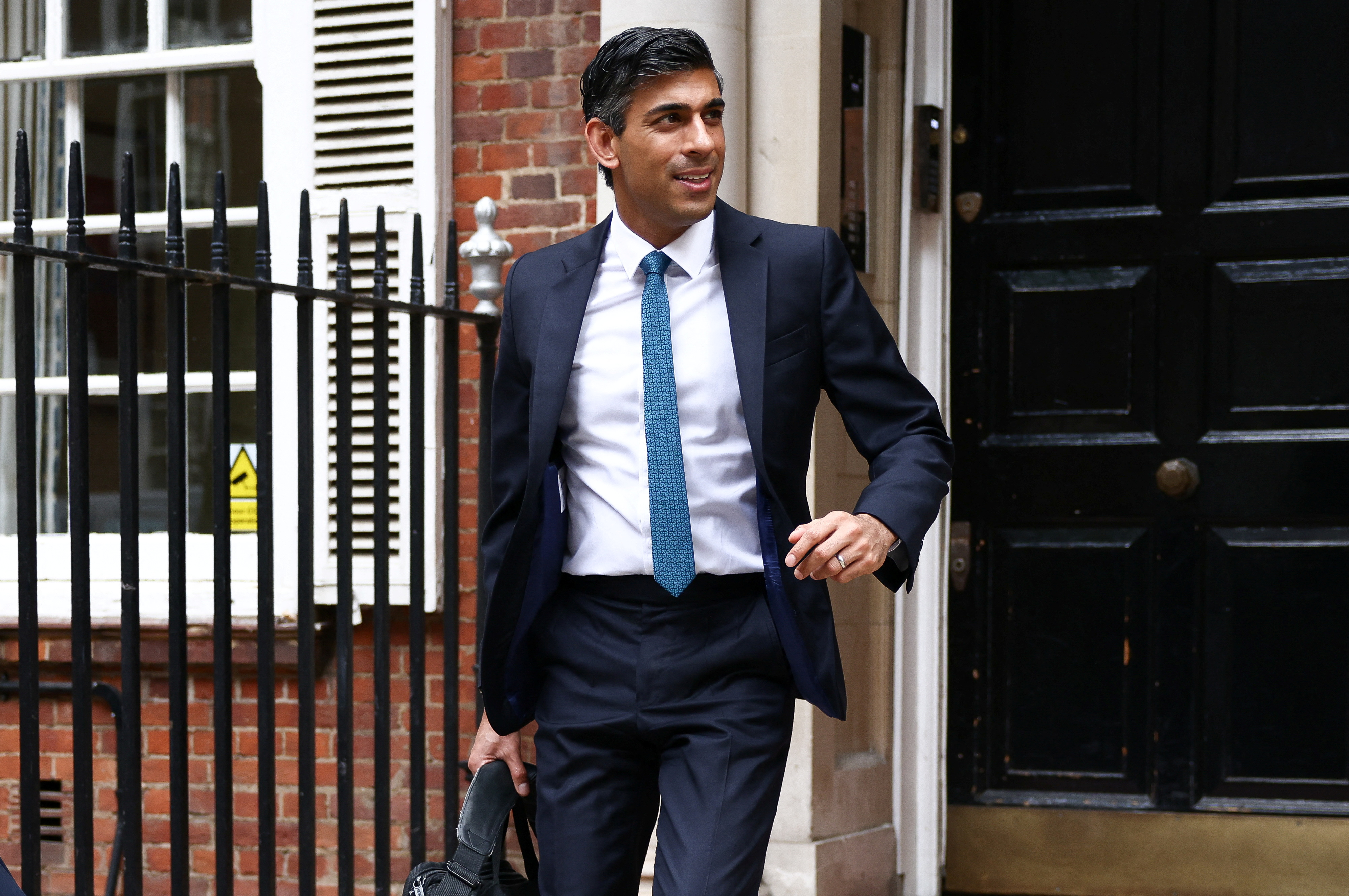 El candidato conservador Rishi Sunak sale de un edificio de oficinas en Londres, Gran Bretaña, el 20 de julio de 2022. REUTERS/Henry Nicholls