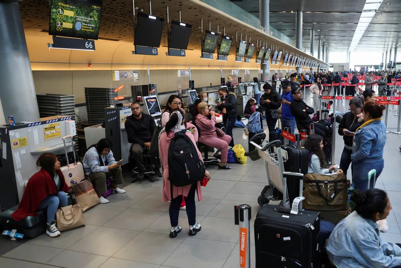 Pasajeros afectados por Ultra Air pasaron la noche varados en el Aeropuerto El Dorado de Bogotá: “¿Quién nos va a responder?”
