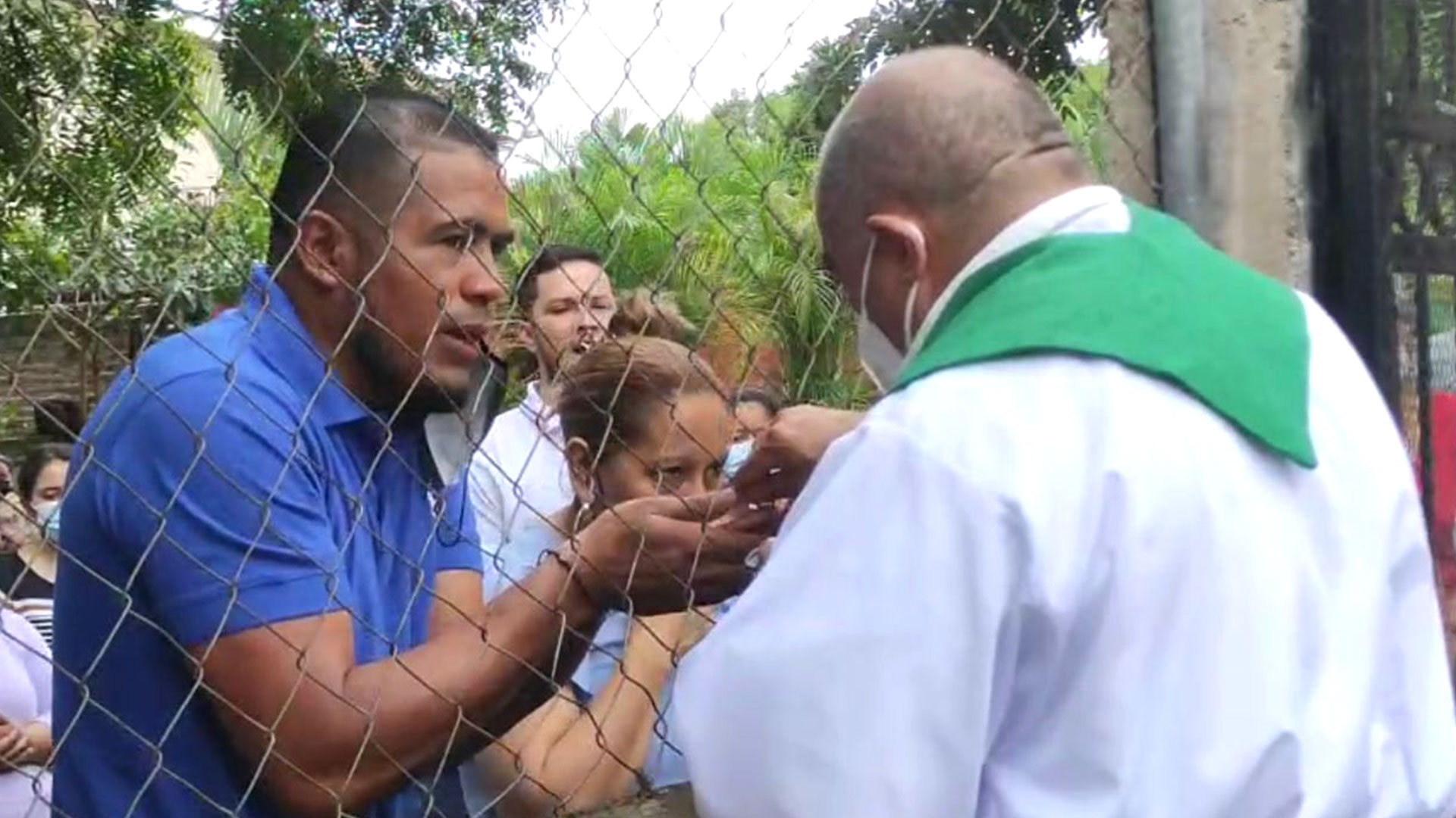 Un cura tuvo que oficiar misa a través de una reja porque la policía de Nicaragua no dejó ingresar a los feligreses al templo