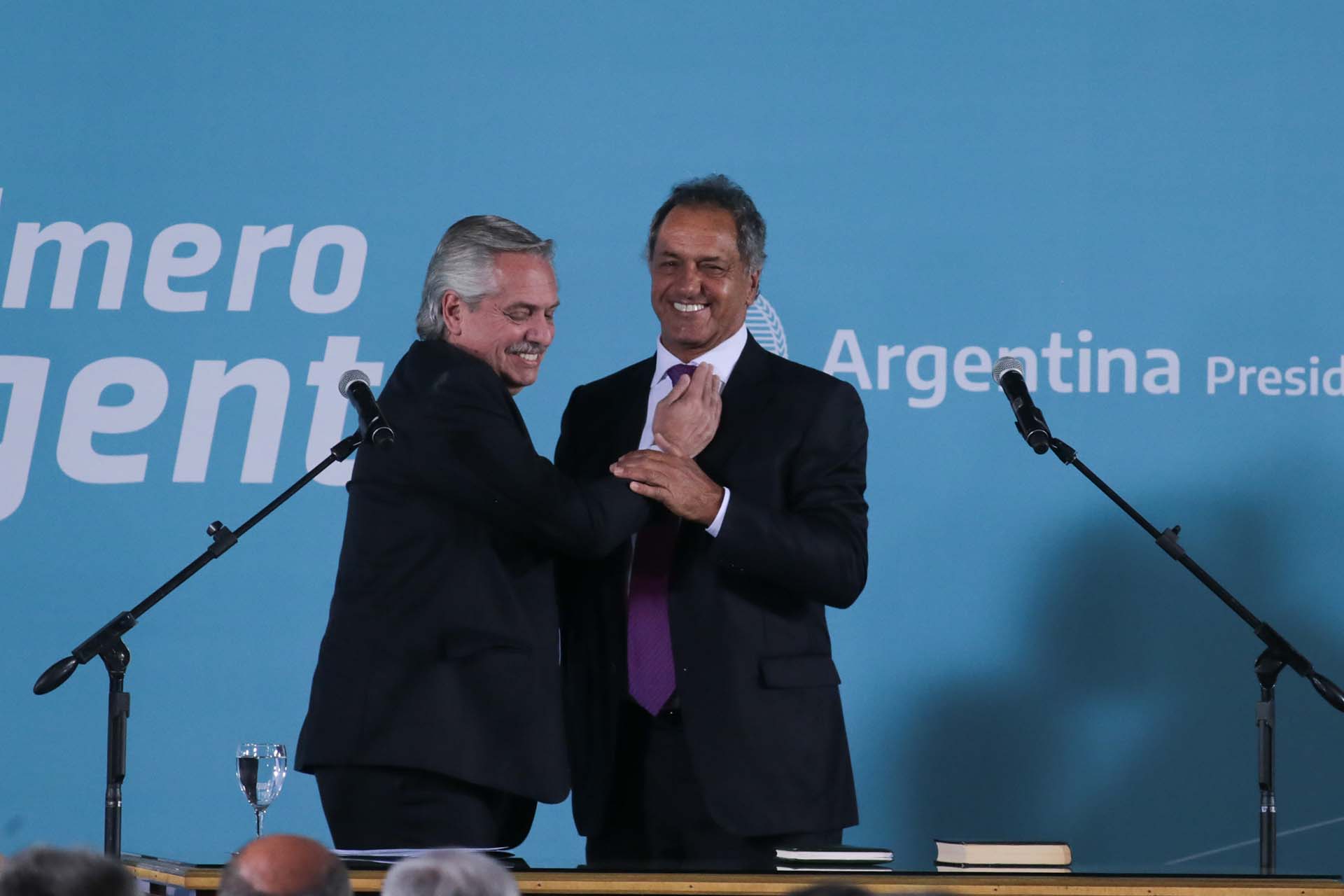 Alberto Fernández y Daniel Scioli, en la jura como nuevo ministro de Desarrollo Productivo. (foto Luciano González)