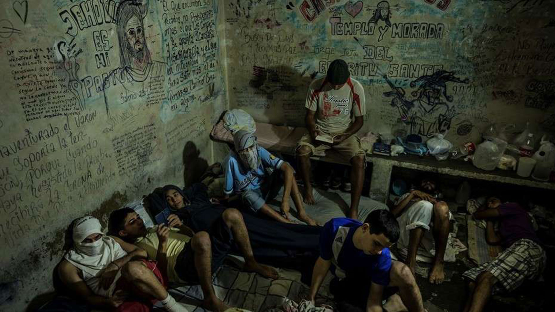 Las cárceles venezolanas están azotadas por el hambre, el hacinamiento y las enfermedades (New York Times) 