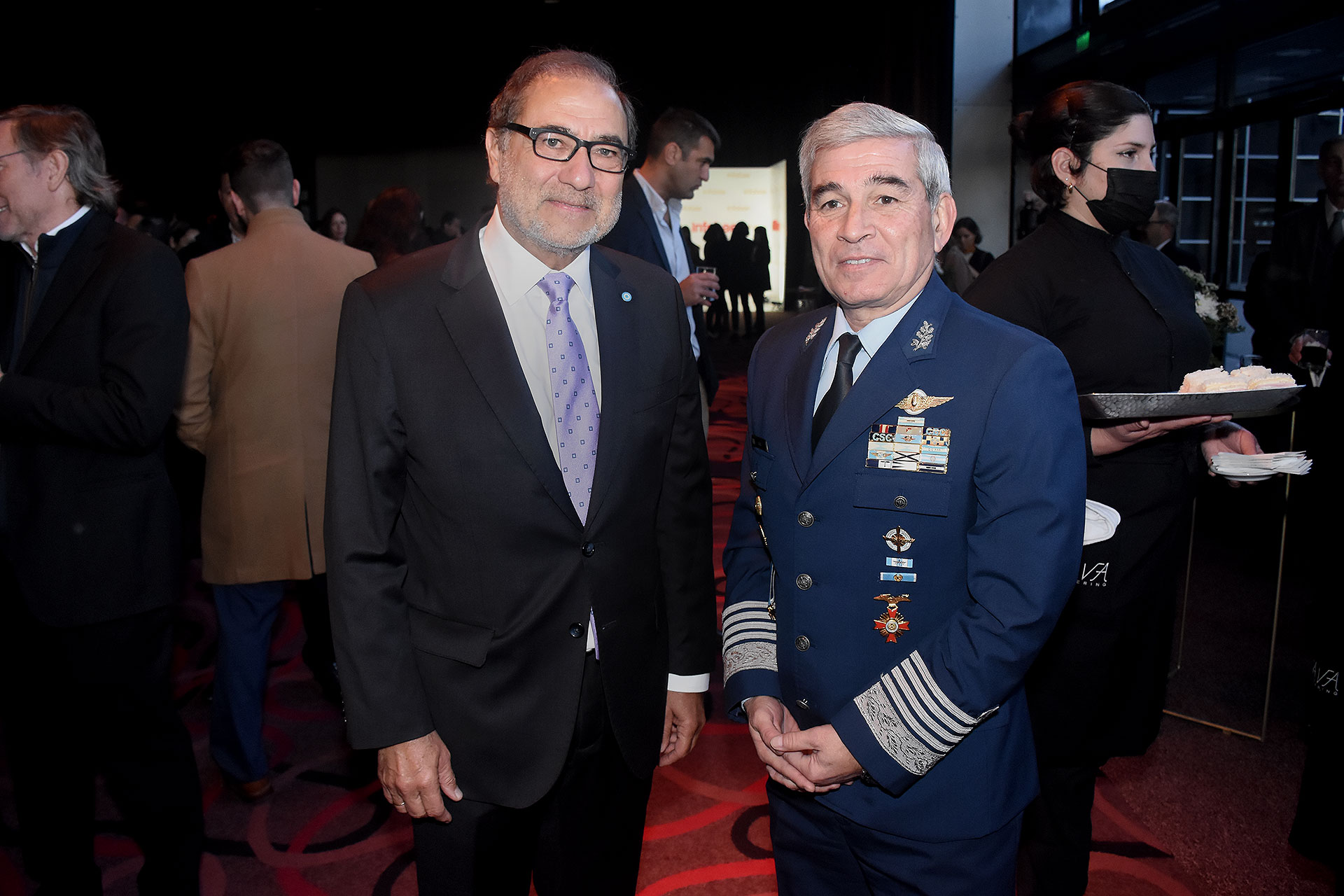 Jorge Arguello, embajador de la Argentina en los EEUU, y el brigadier general Xavier Isaac, jefe de la Fuerza Aérea