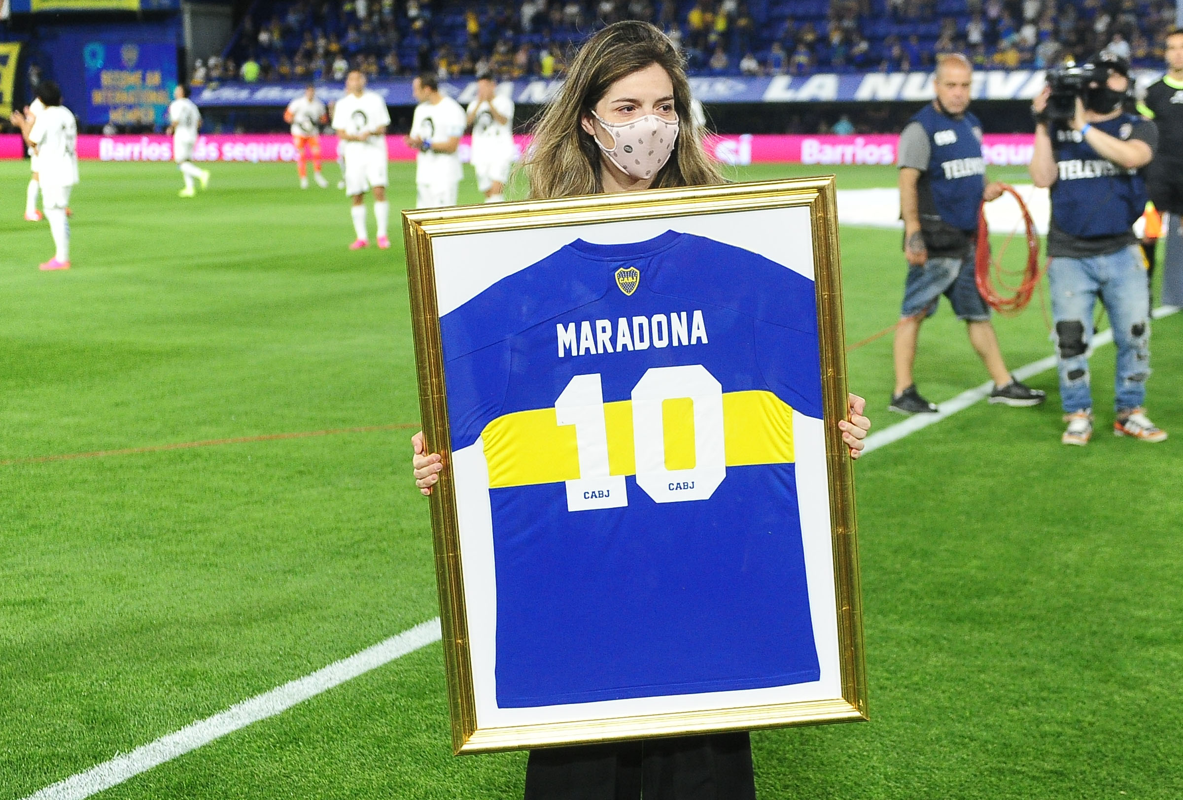 Dalma Maradona con el regalo que le hizo el club (Fotobaires)