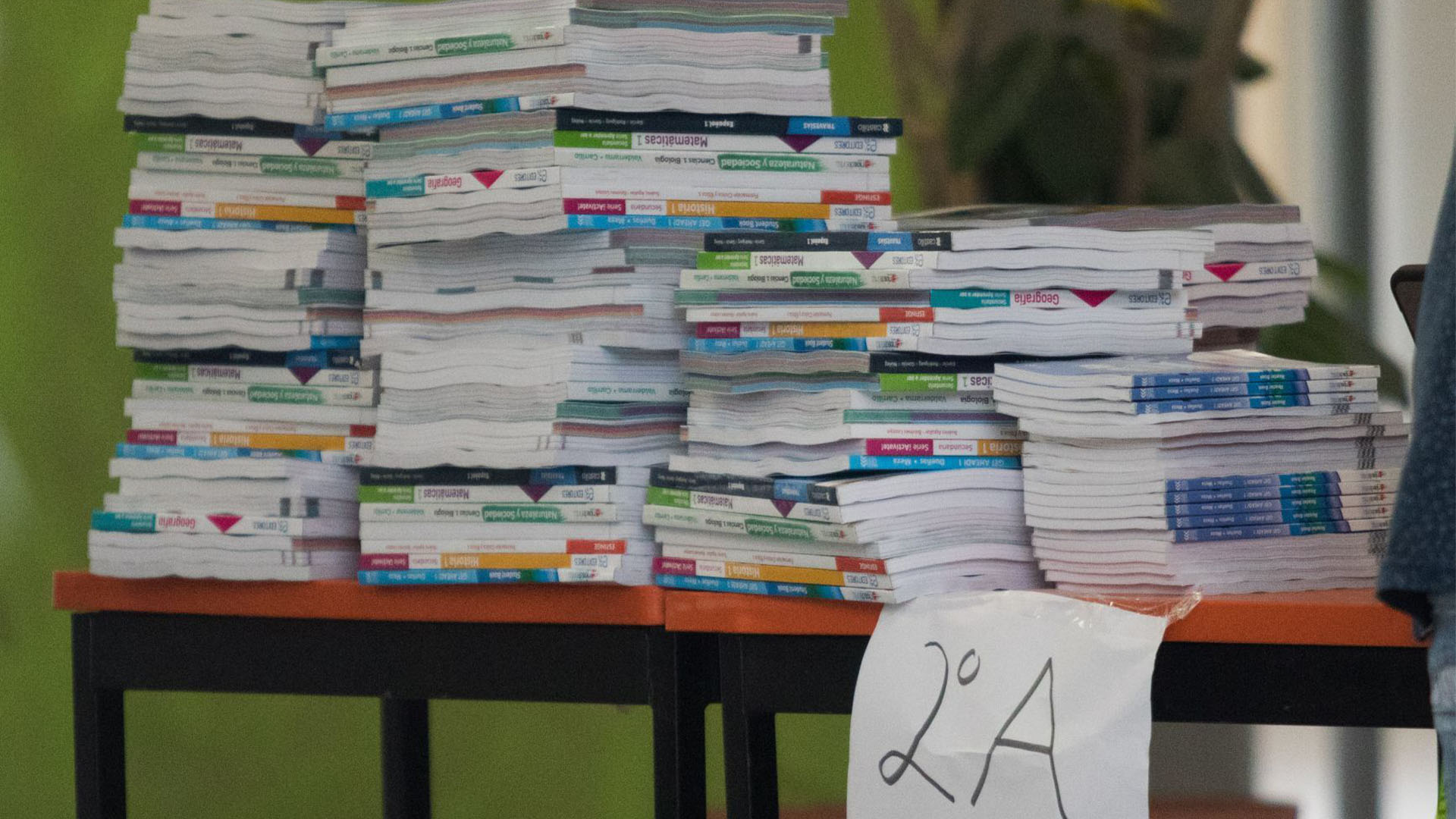 El día de ayer en la escuela Secundaria Francisco L. Urquizo No. 102, que se encuentra en Eje Central Lázaro Cárdenas, en la Colonia de los Doctores se entregaron los libros de texto gratuitos (Foto: Cuartoscuro)