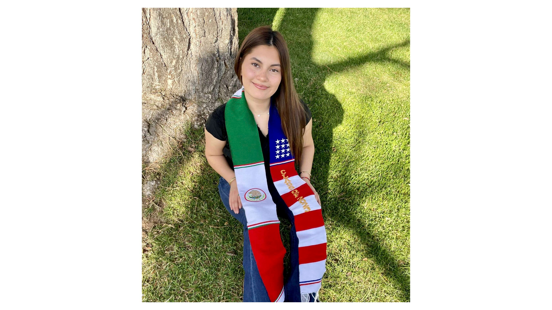 En esta foto sin fecha, Naomi Peña Villasano posa con una chalina con las banderas de México y EEUU que las autoridades escolares de Colorado le prohibieron usar en la ceremonia de graduación de su secundaria. (Foto, Daisy Jasmin Estrada Borja vía AP)