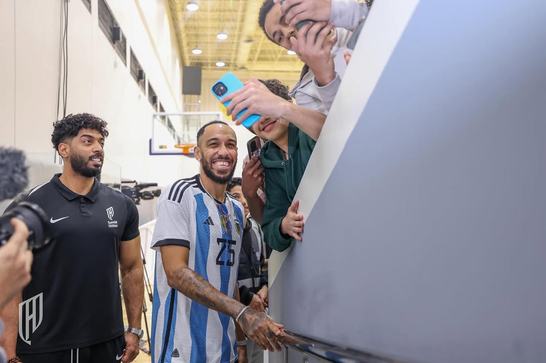 Una estrella internacional sorprendió al aparecer en un evento con la camiseta de Argentina y causó una revolución