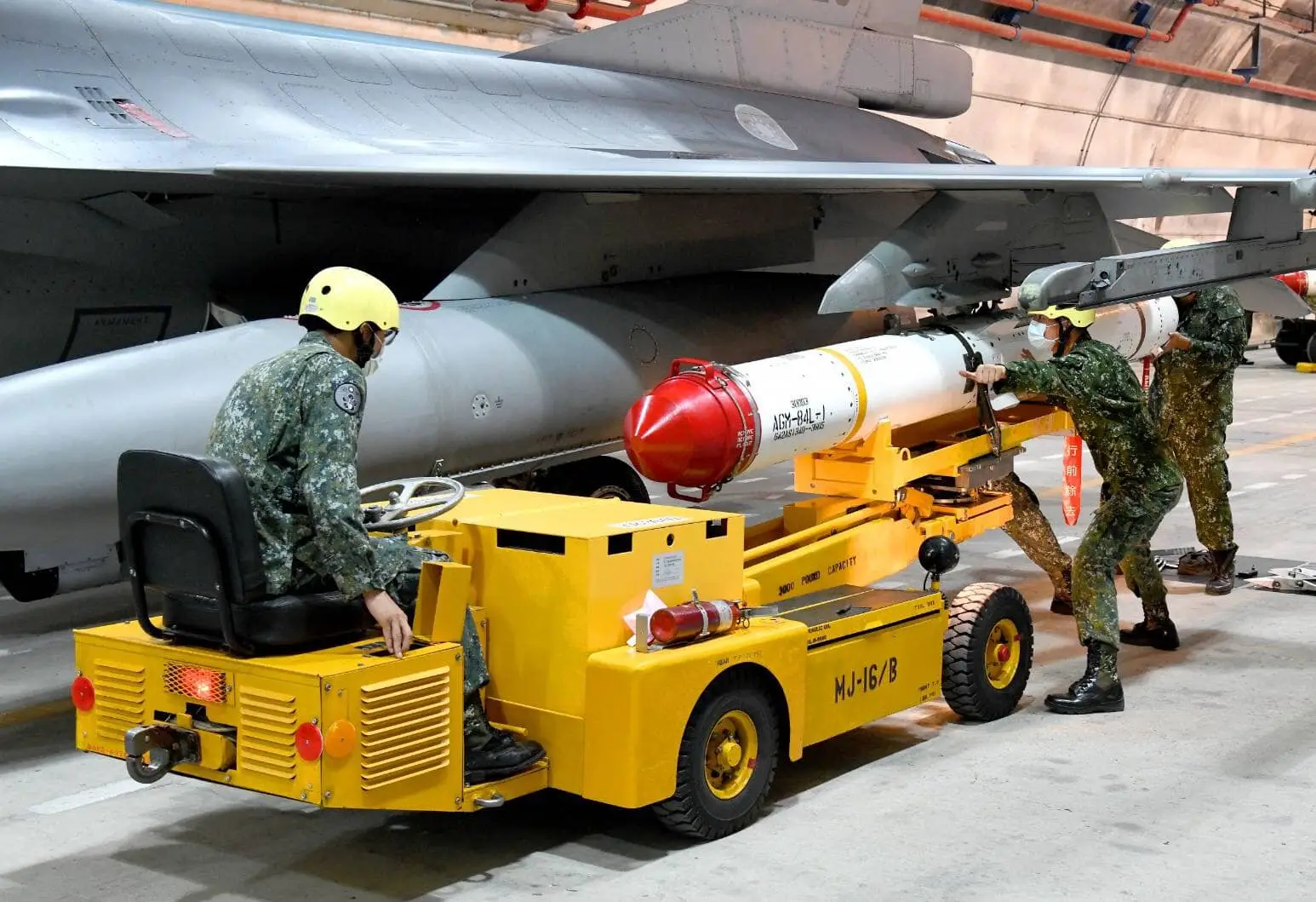 Militares instalando misiles en el búnker de Taiwán 