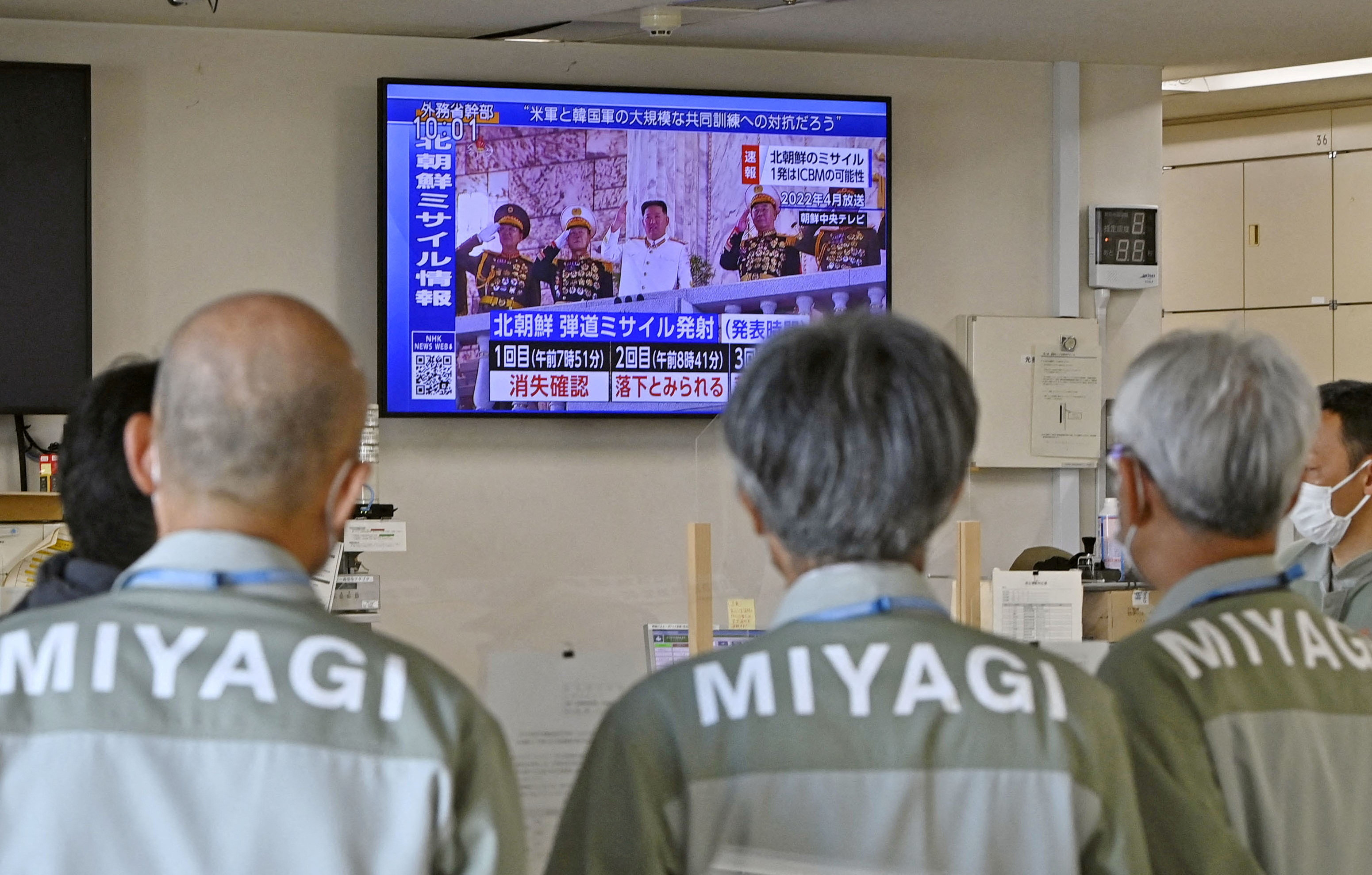 Funcionarios del Gobierno de la Prefectura de Miyagi ven una noticia de televisión sobre el lanzamiento de misiles balísticos por parte de Corea del Norte en la oficina de Sendai, Prefectura de Miyagi, Japón, en esta foto tomada por Kyodo el 3 de noviembre de 2022.  Crédito obligatorio Kyodo/vía REUTERS 