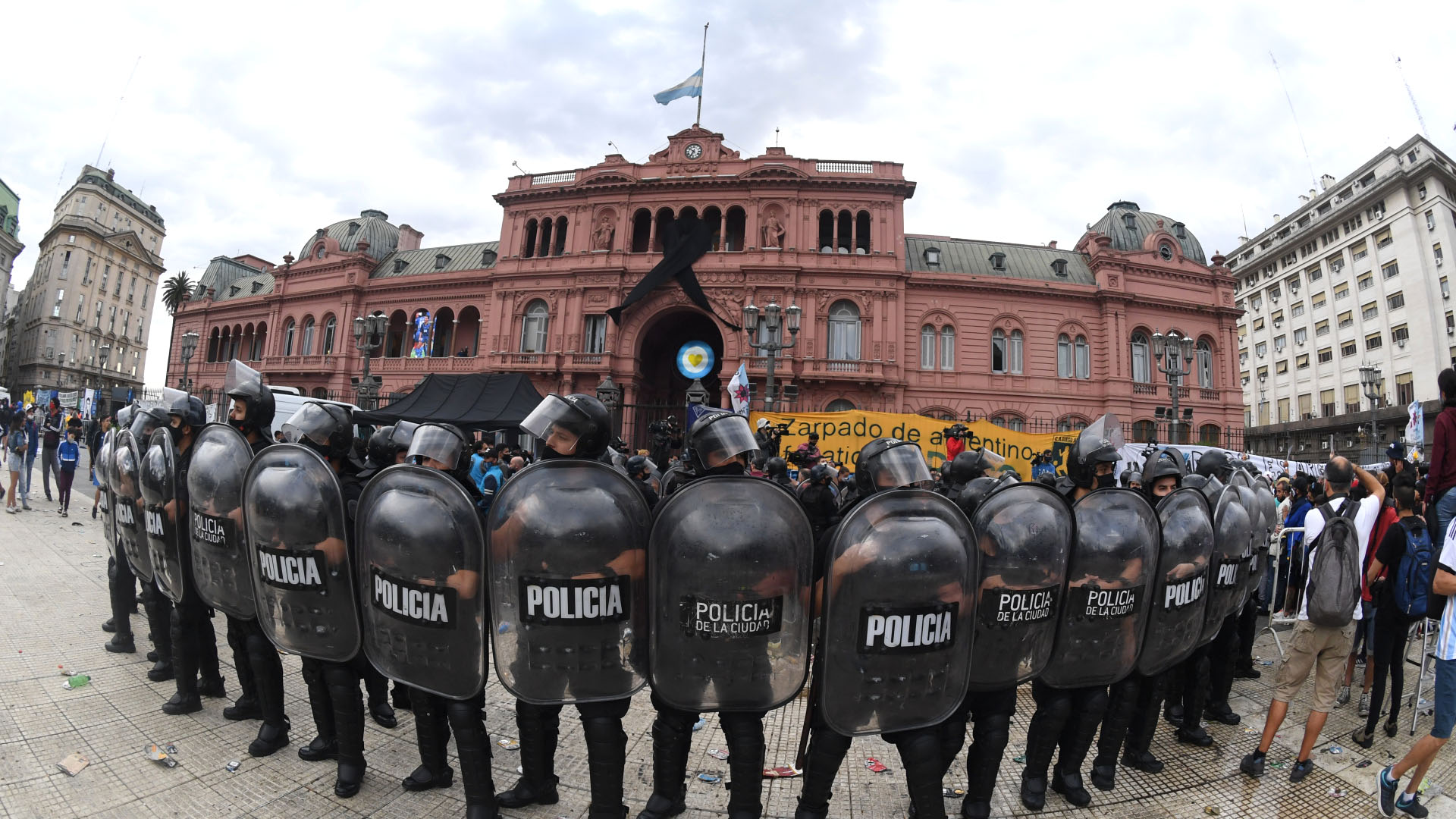 Cordón policial frente a Casa Rosada para evitar que se repitan los desbordes y los incidentes