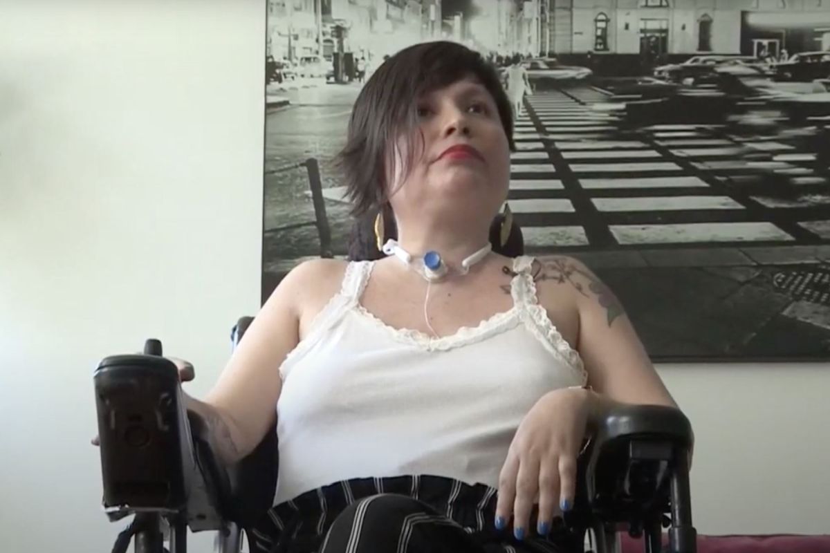 Ana Estrada Ugarte (de 45 años) es psicóloga y padece de polimiositis. | Imagen: Captura de video de Efe