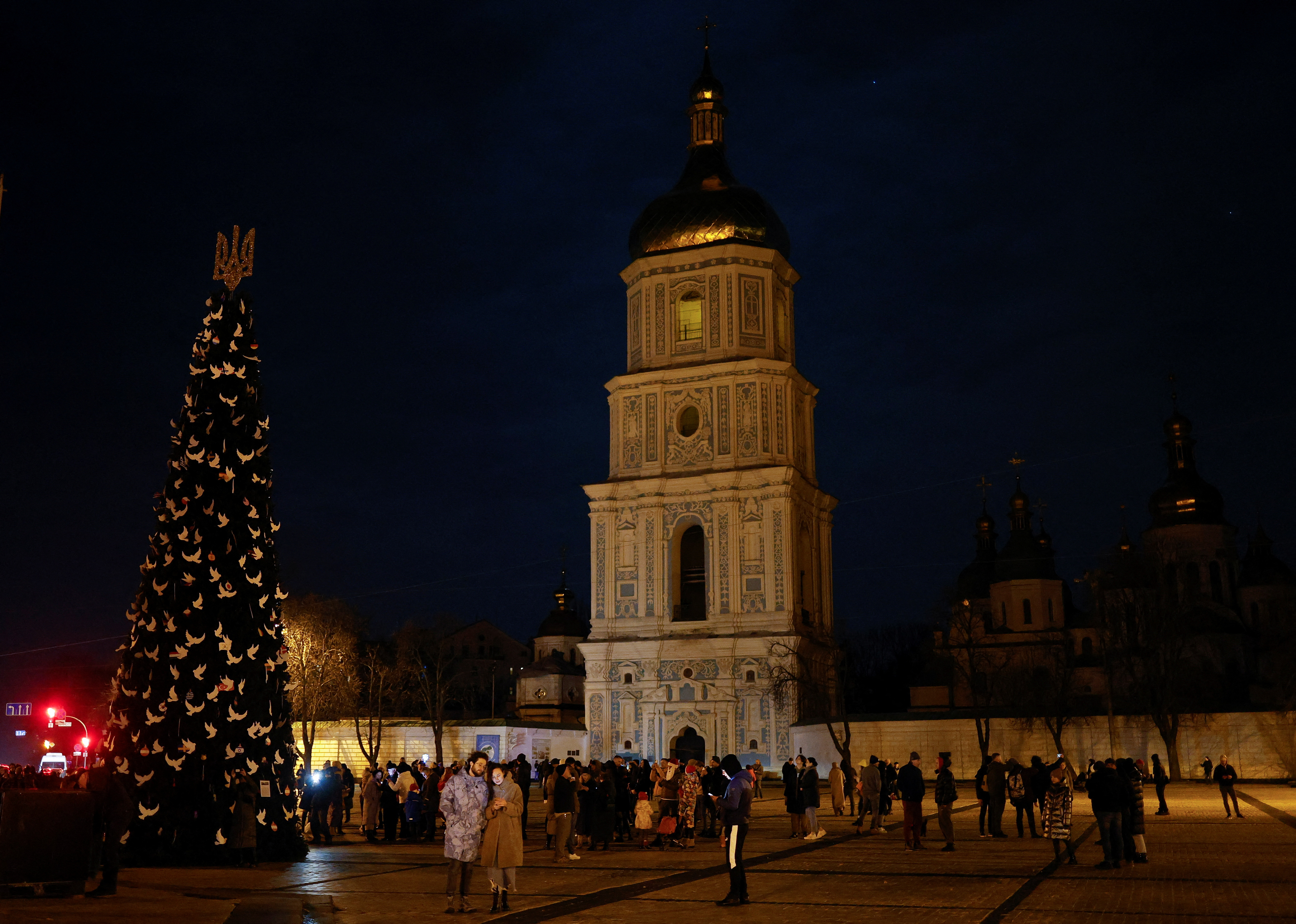 Los festejos en la capital ucraniana fueron muy distintos a los del mundo, sin fuegos artificiales ni luces (REUTERS)