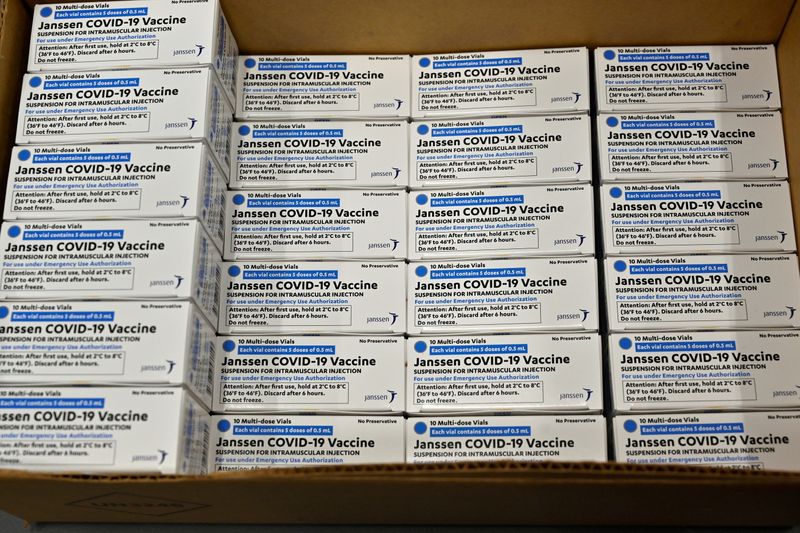 Imagen de archivo de cajas de la vacuna COVID-19 de Johnson & Johnsonen la McKesson Corporation, en medio de la pandemia de coronavirus, en Shepherdsville, Estados Unidos. 1 de marzo, 2021. Timothy D. Easley/Pool via REUTERS/Archivo
