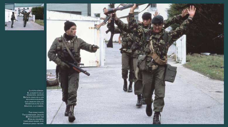 Una fotografía emblemática: el comando anfibio Jacinto Batista custodia a marines rendidos. Fotografía Rafael Wollmann.