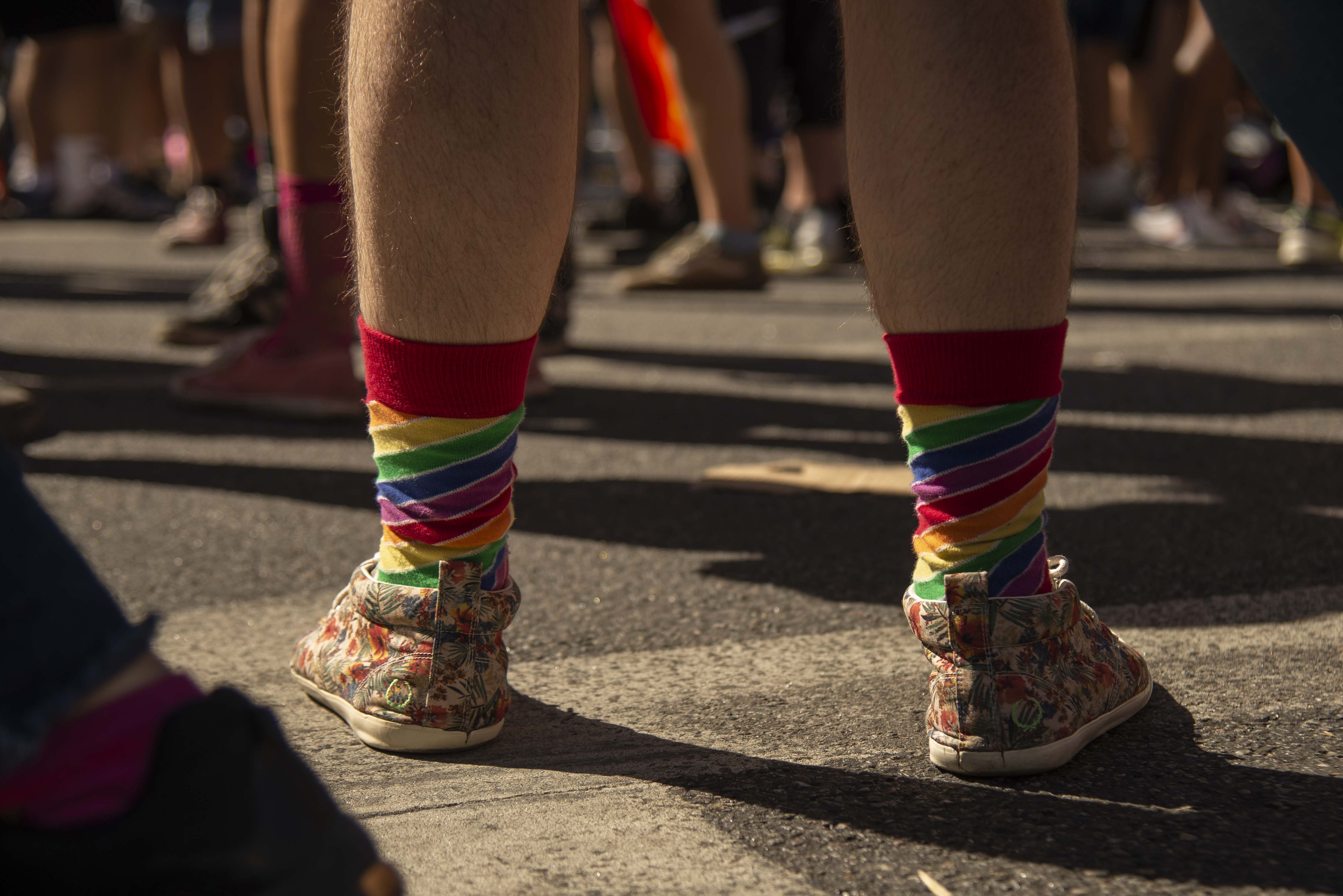 Las medias arcoíris fueron el accesorio más elegido para celebrar el orgullo con los coloridos outfits (Crédito: Cecilia Frenkel)